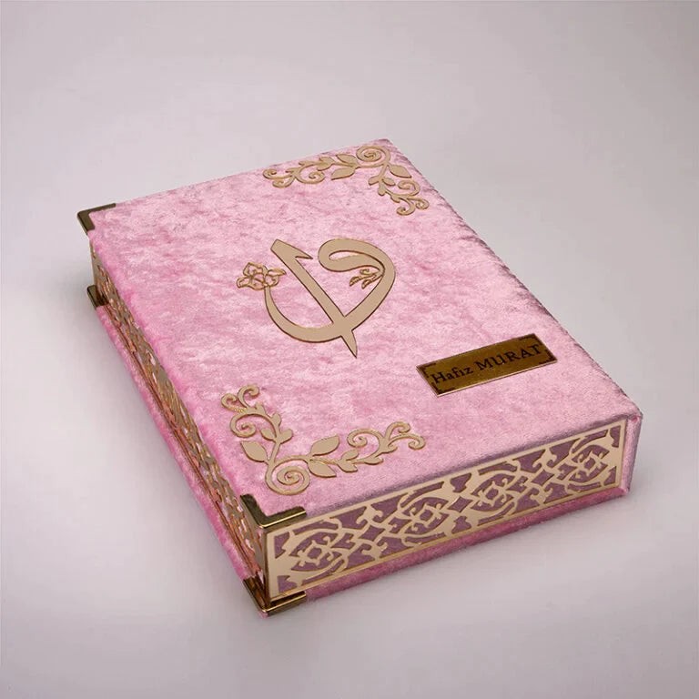 Kadife Kutulu Kur’an-ı Kerim (Bebe Pembe, Namaz Örtülü, Gold Süsleme)