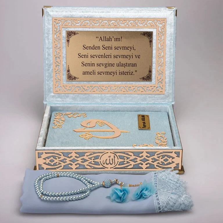 Kadife Kutulu Kur’an-ı Kerim (Bebe Mavi, Namaz Örtülü, Gold Süsleme)