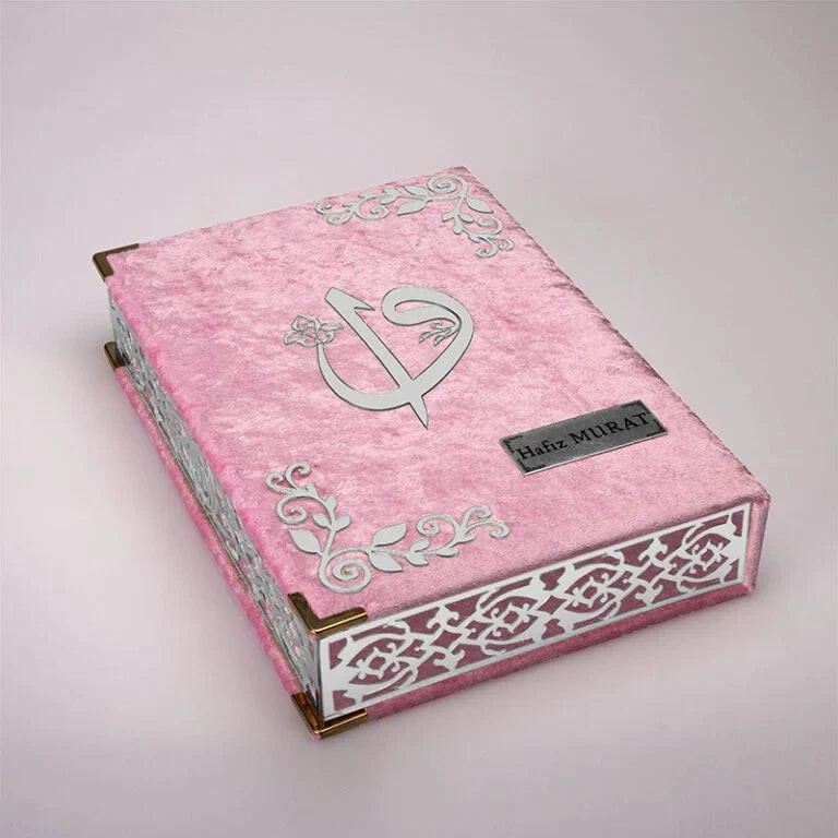 Kadife Kutulu Kur’an-ı Kerim (Bebe Pembe, Namaz Örtülü, Gümüş Süsleme)
