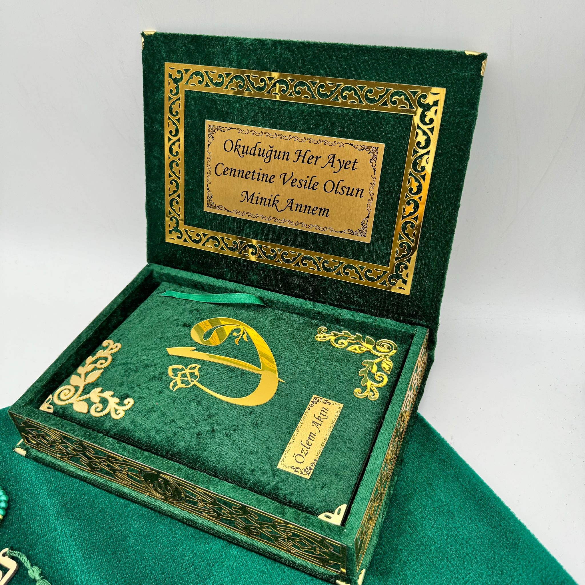 Kadife Kutulu Kur'an-ı Kerim İsme Özel Aydın Seccade Kombin Set (Yeşil)