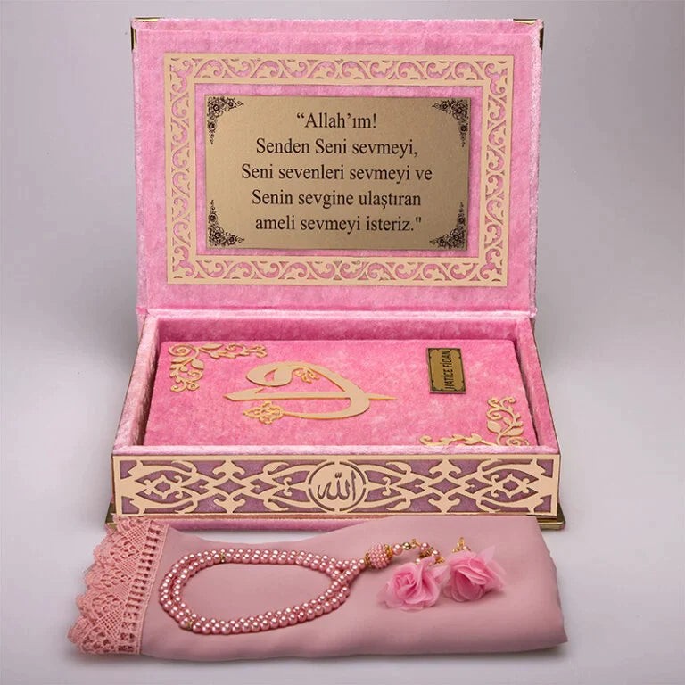 Kadife Kutulu Kur’an-ı Kerim (Bebe Pembe, Namaz Örtülü, Gold Süsleme)
