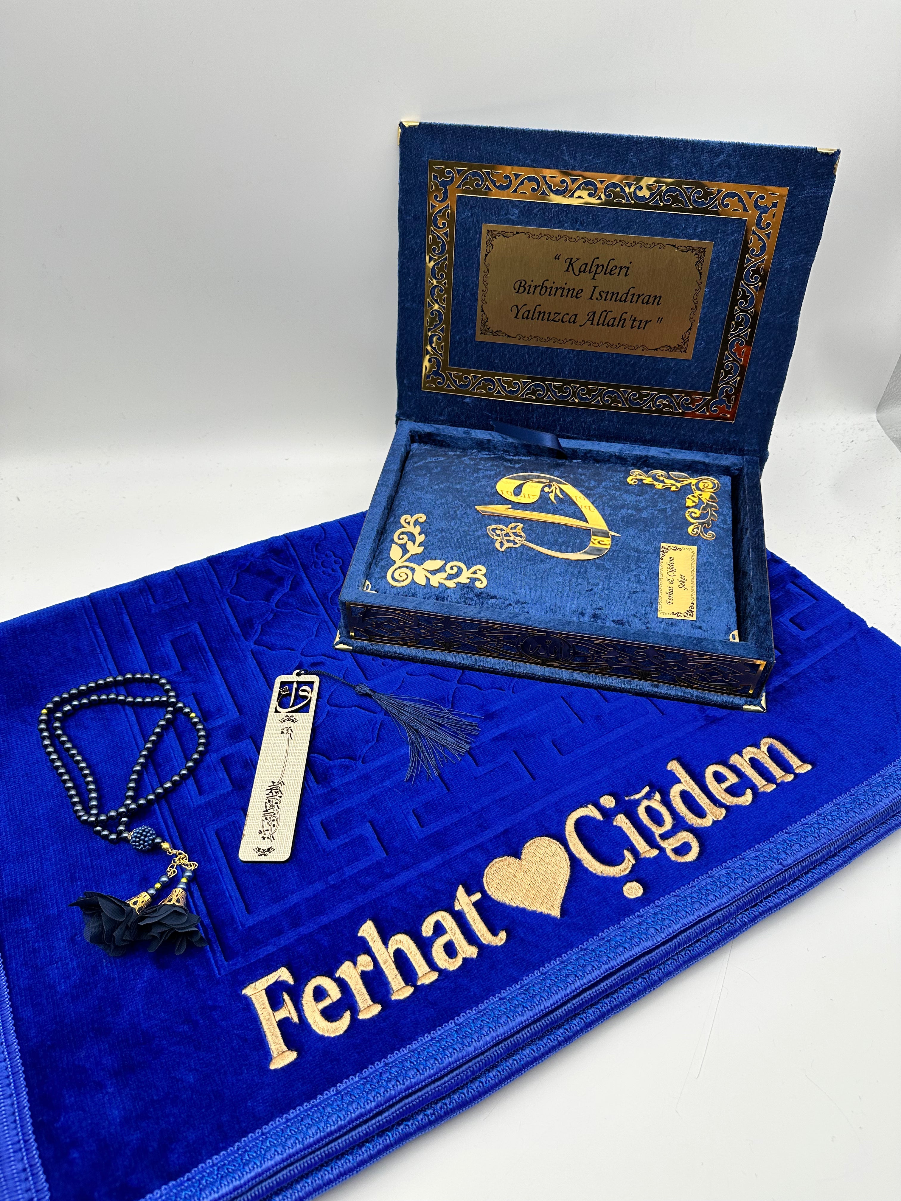 Kadife Kutulu Kur'an-ı Kerim İsme Özel Peluş Seccade Kombin Set (Lacivert  / Saks Mavi)