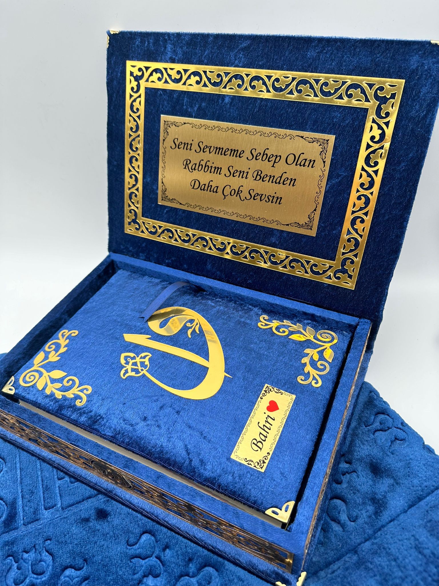 Kadife Kutulu Kur'an-ı Kerim İsme Özel Peluş Seccade Kombin Set (Lacivert )