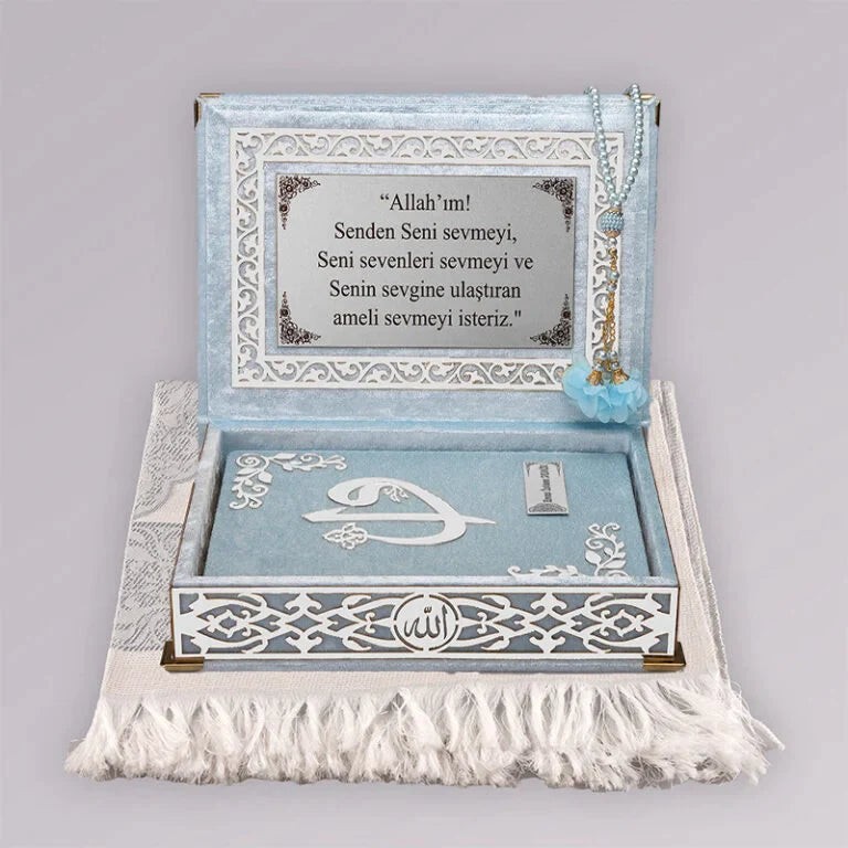 Kadife Kutulu Kur’an-ı Kerim (Bebe Mavi, Seccadeli, Gümüş Süsleme)