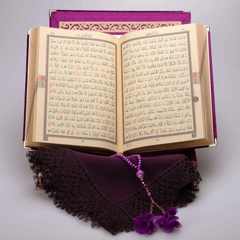 Kadife Kutulu Kur’an-ı Kerim (Mor, Namaz Örtülü, Gold Süsleme)