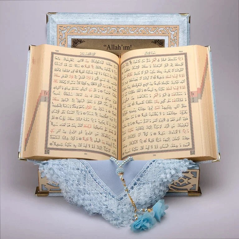 Kadife Kutulu Kur’an-ı Kerim (Bebe Mavi, Namaz Örtülü, Gold Süsleme)