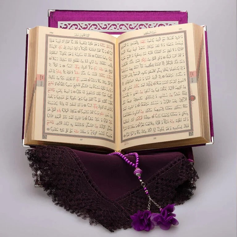 Kadife Kutulu Kur’an-ı Kerim (Mor, Namaz Örtülü, Gümüş Süsleme)