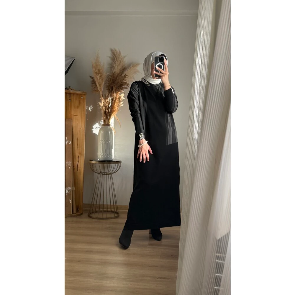 İnci Detaylı Siyah Merserize Elbise