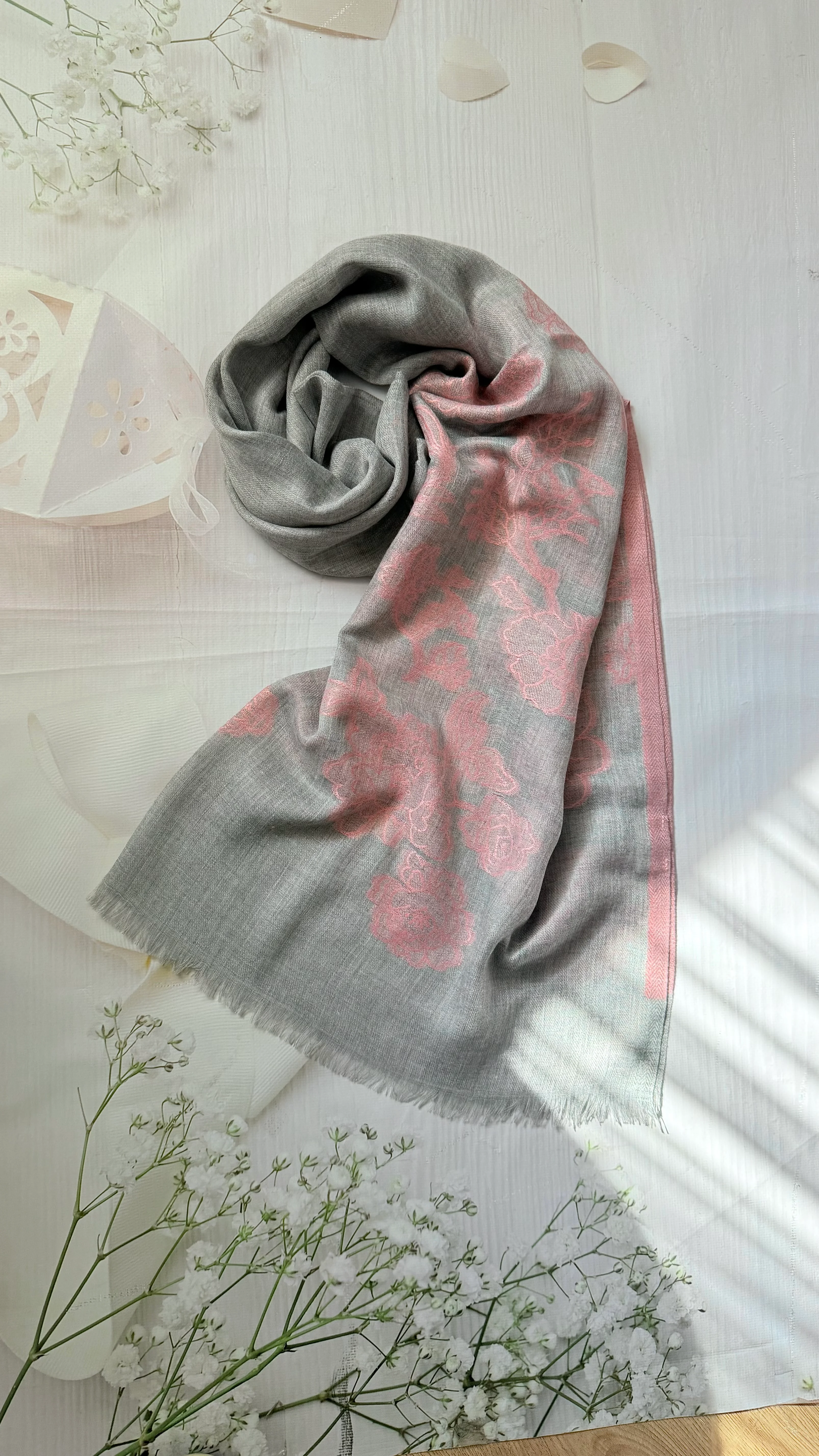 Gri Dokuma Nakışlı Yün-İpek Şal