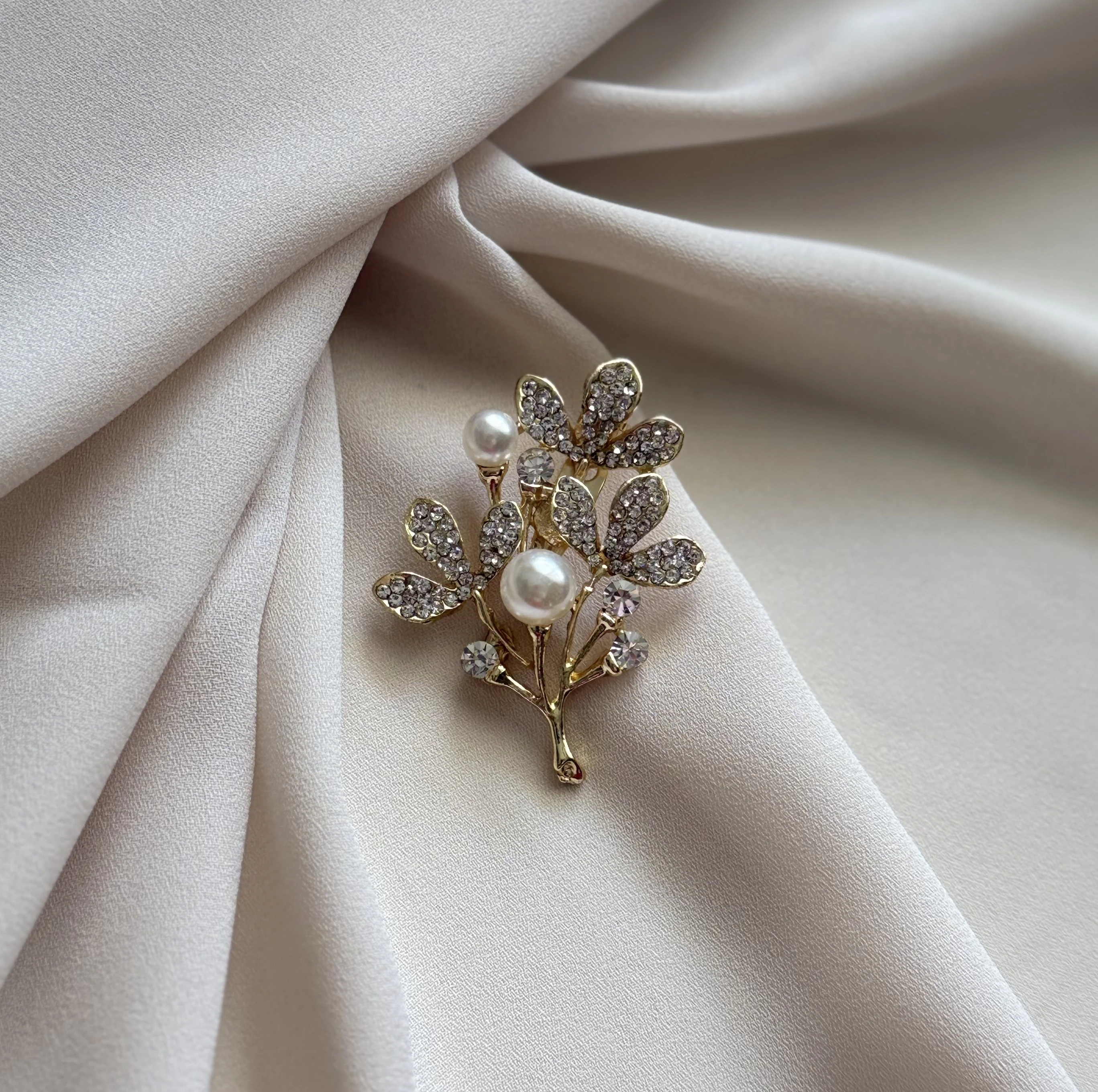 İncili ve Taşlı Gold Broş