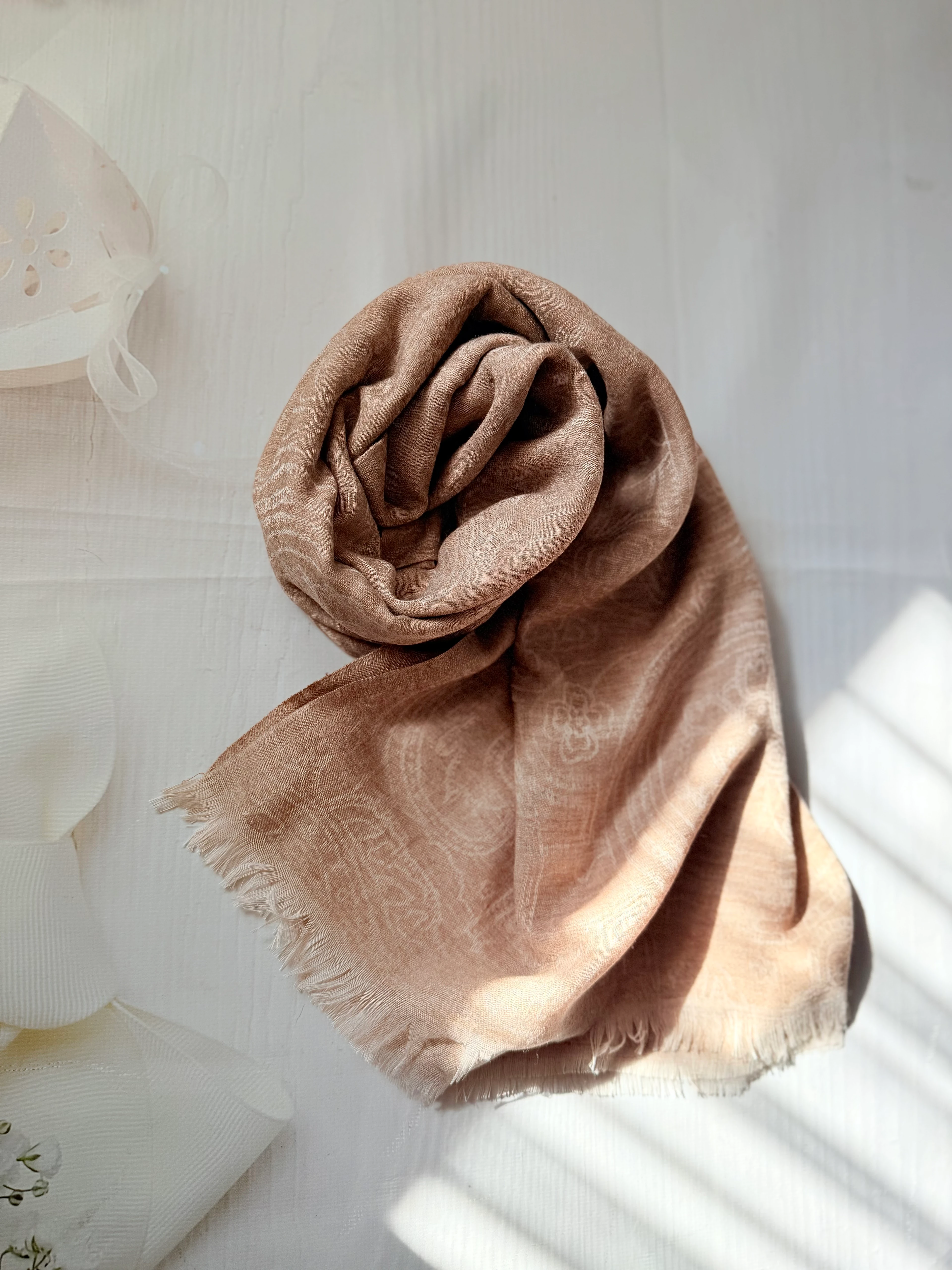 Sütlükahve Kendinden Desenli Yün-İpek Şal main variant image