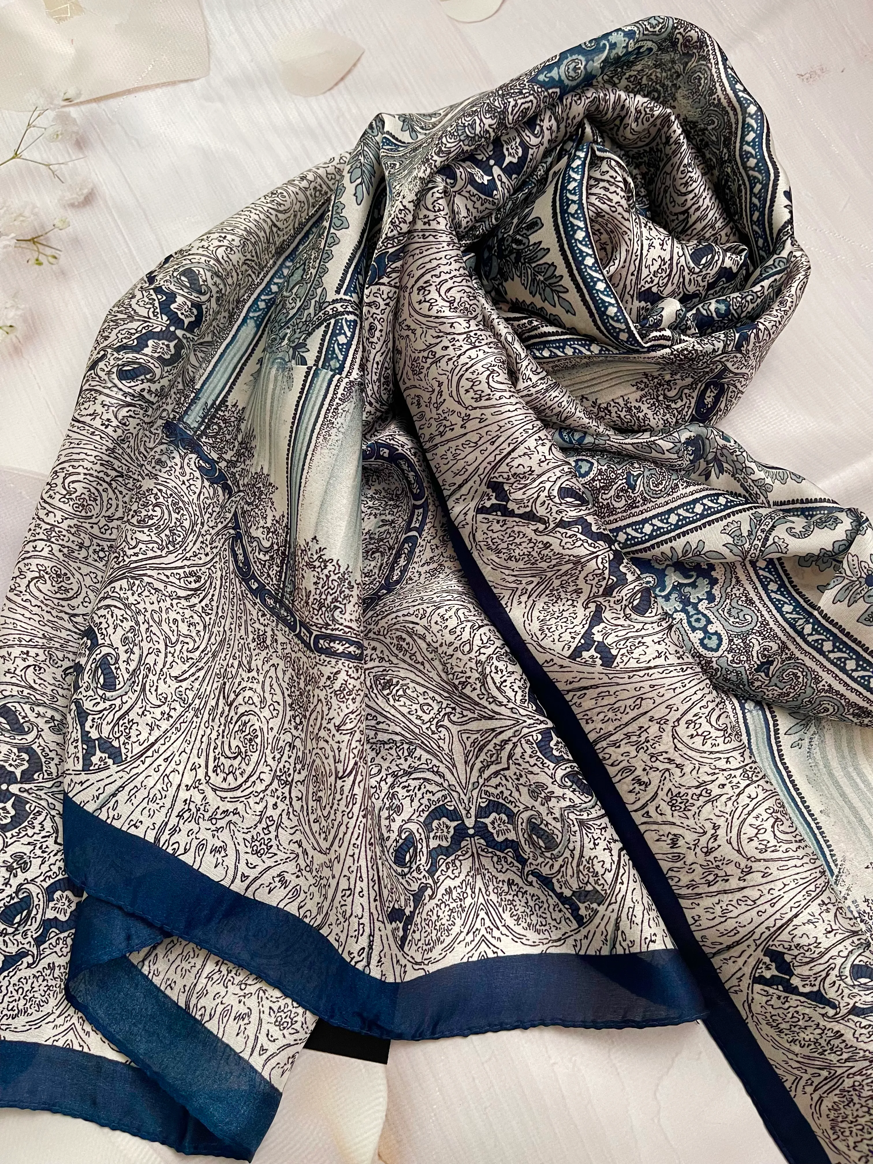 Lacivert Desenli İpek Vual Şal image