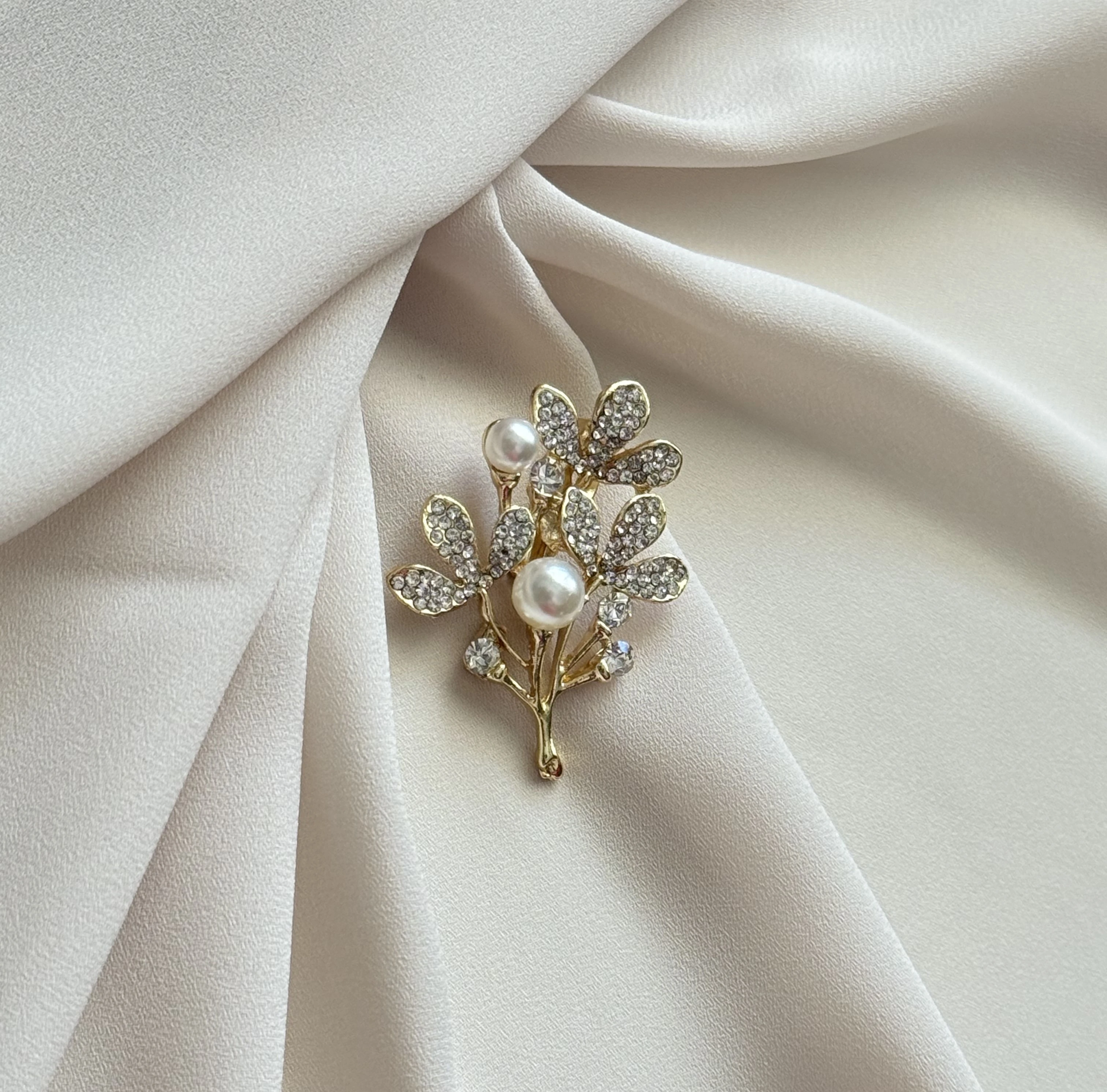 İncili ve Taşlı Gold Broş