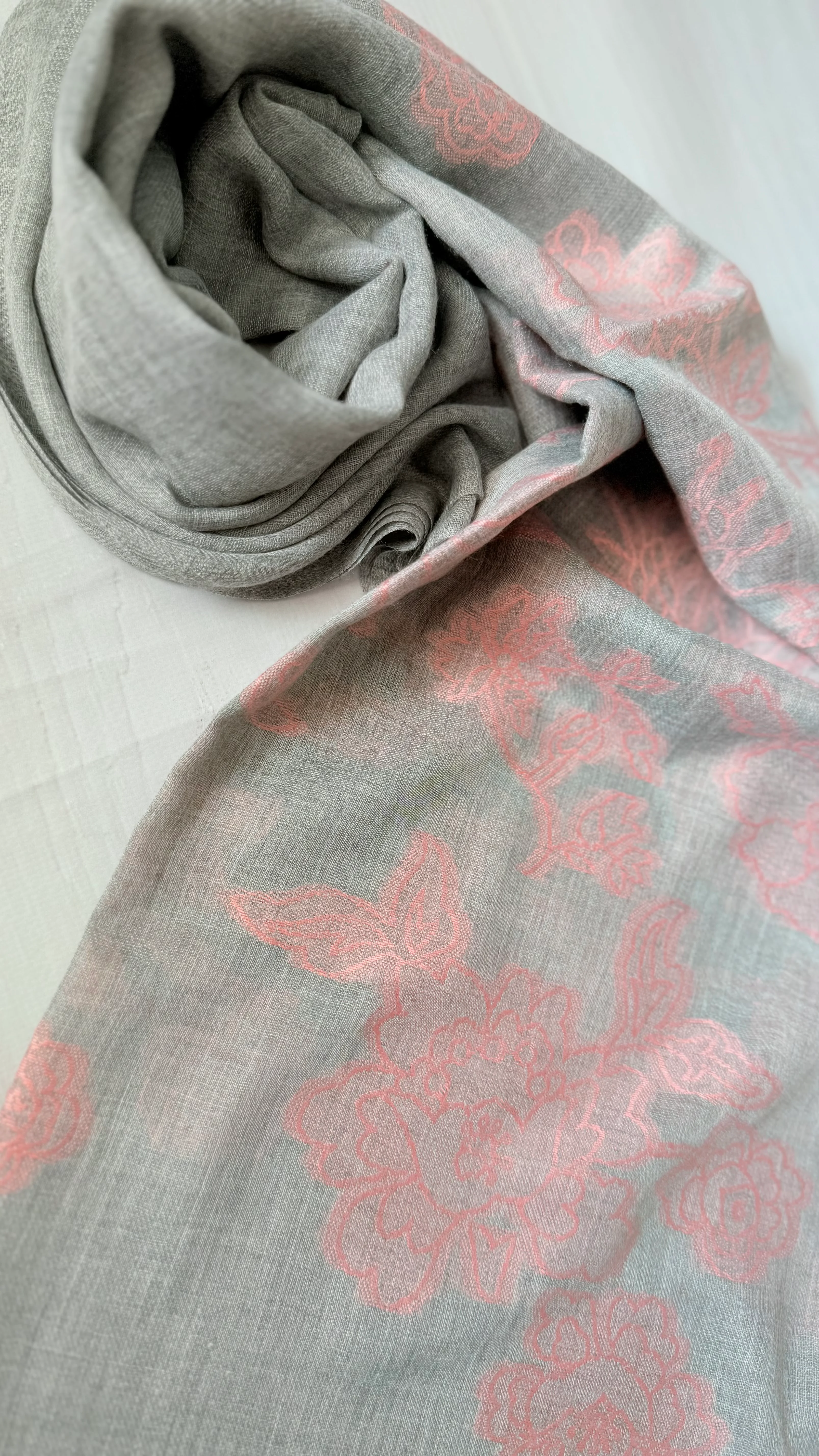 Gri Dokuma Nakışlı Yün-İpek Şal