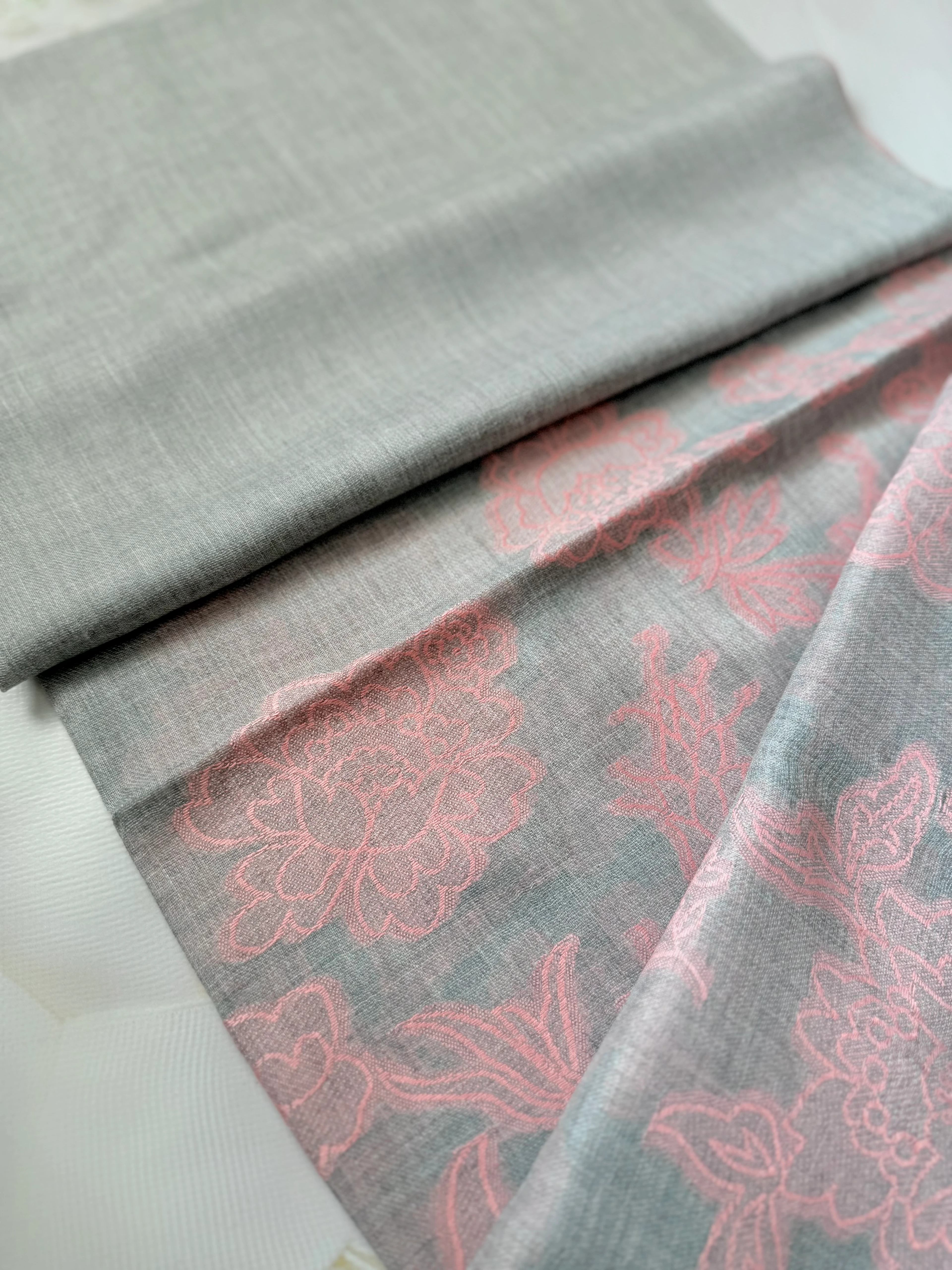 Gri Dokuma Nakışlı Yün-İpek Şal