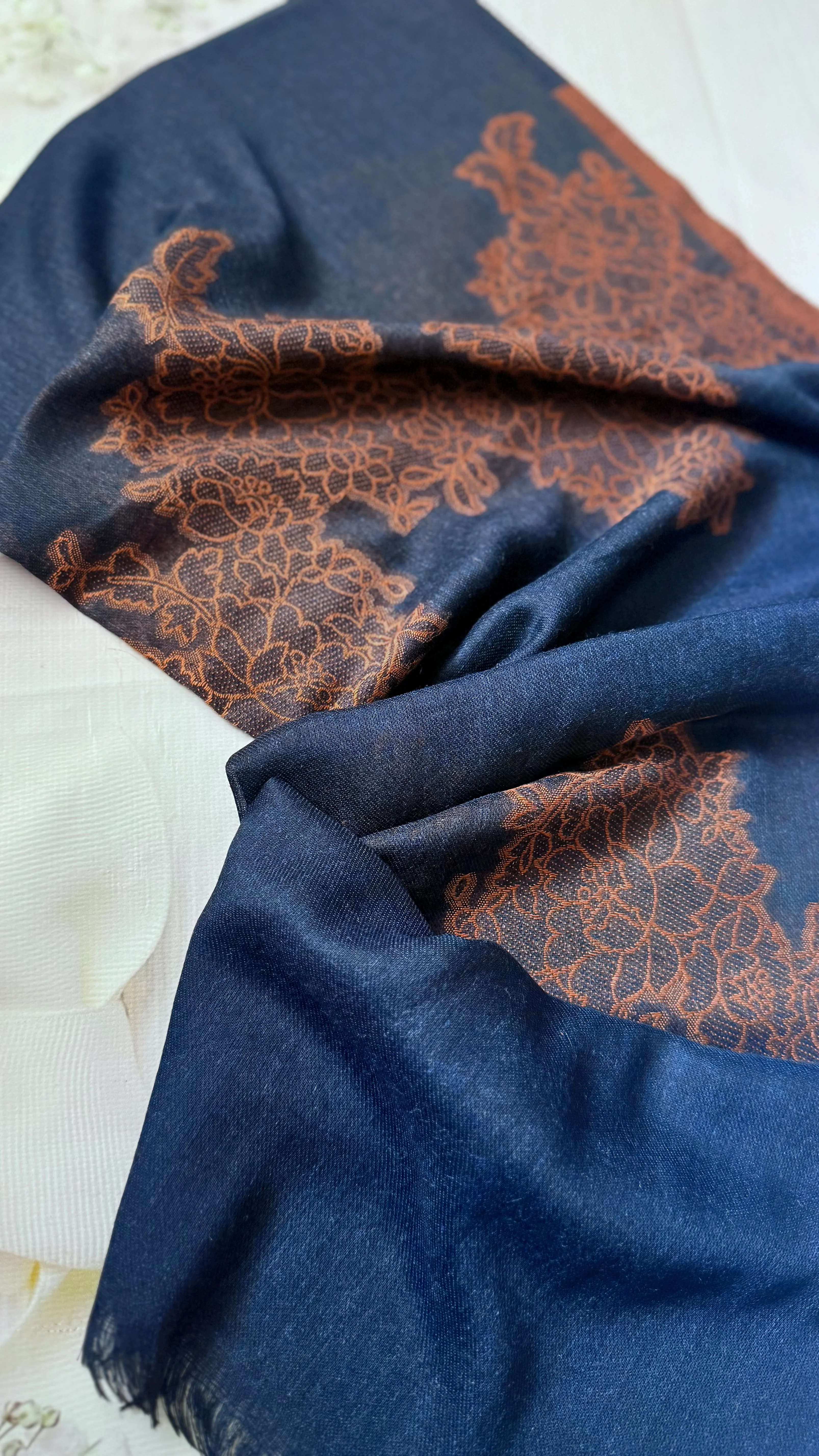 Laciver Dokuma Nakışlı Yün-İpek Şal