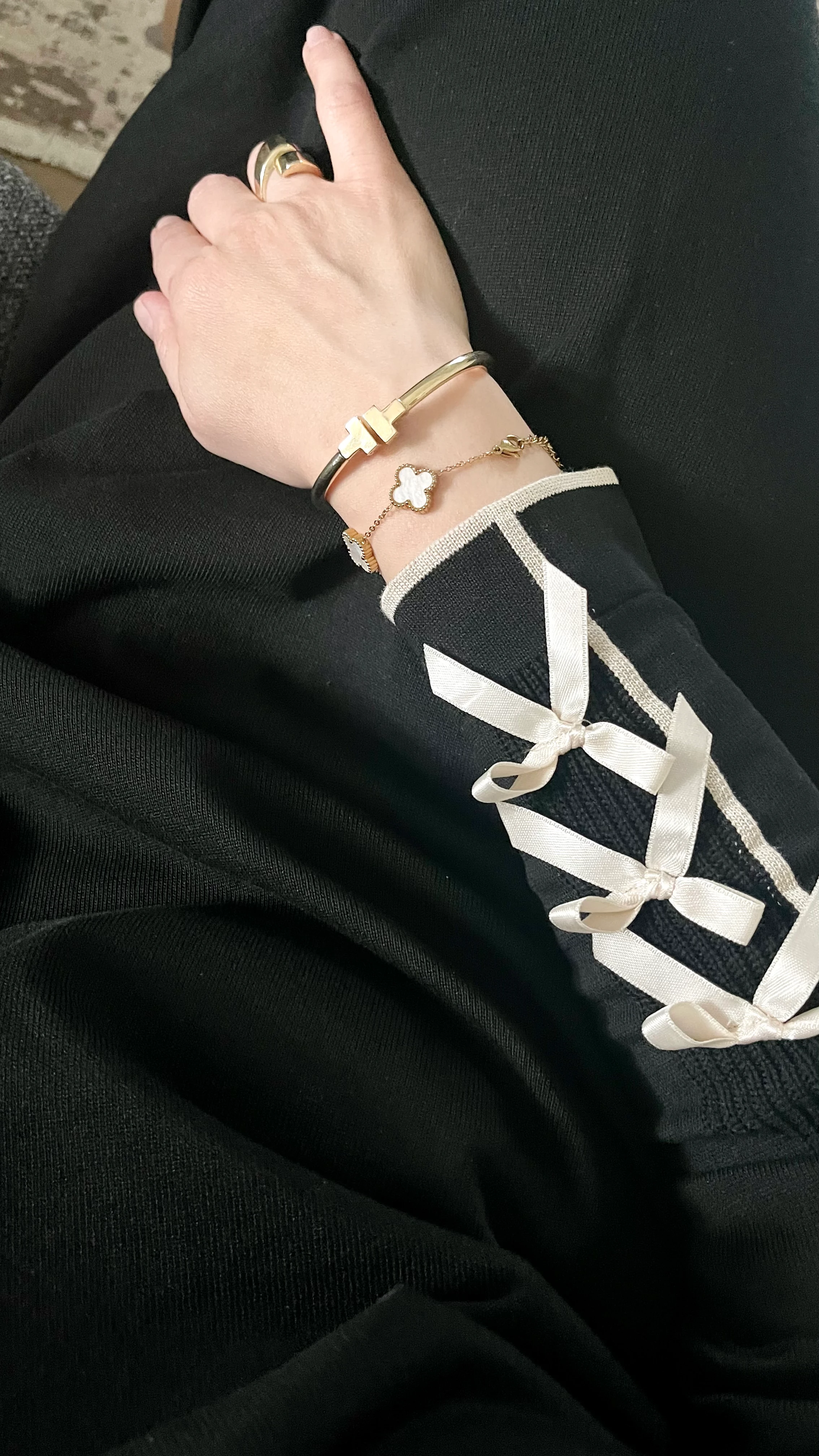 Fiyonk Detaylı Siyah Merserize Elbise