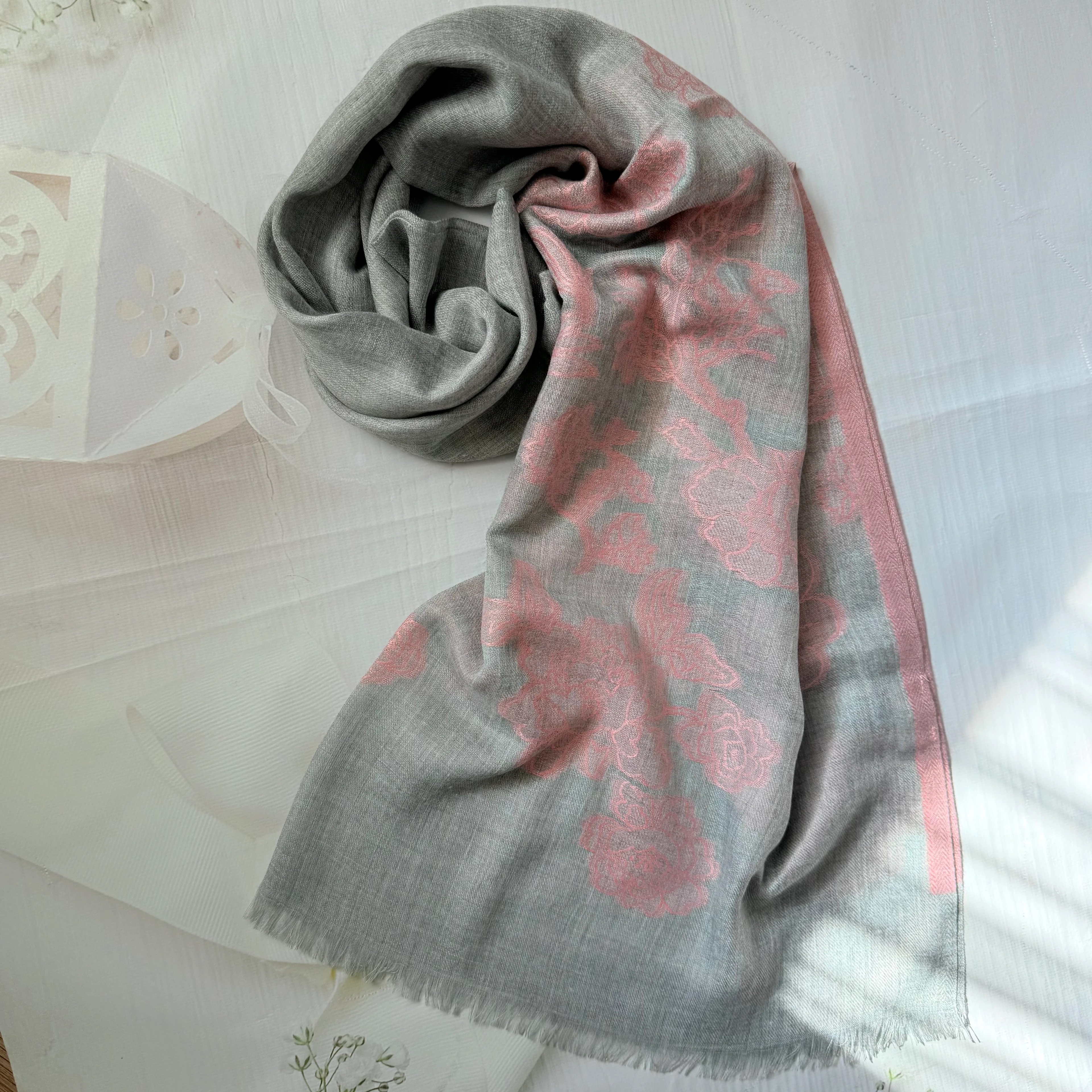 Gri Dokuma Nakışlı Yün-İpek Şal image