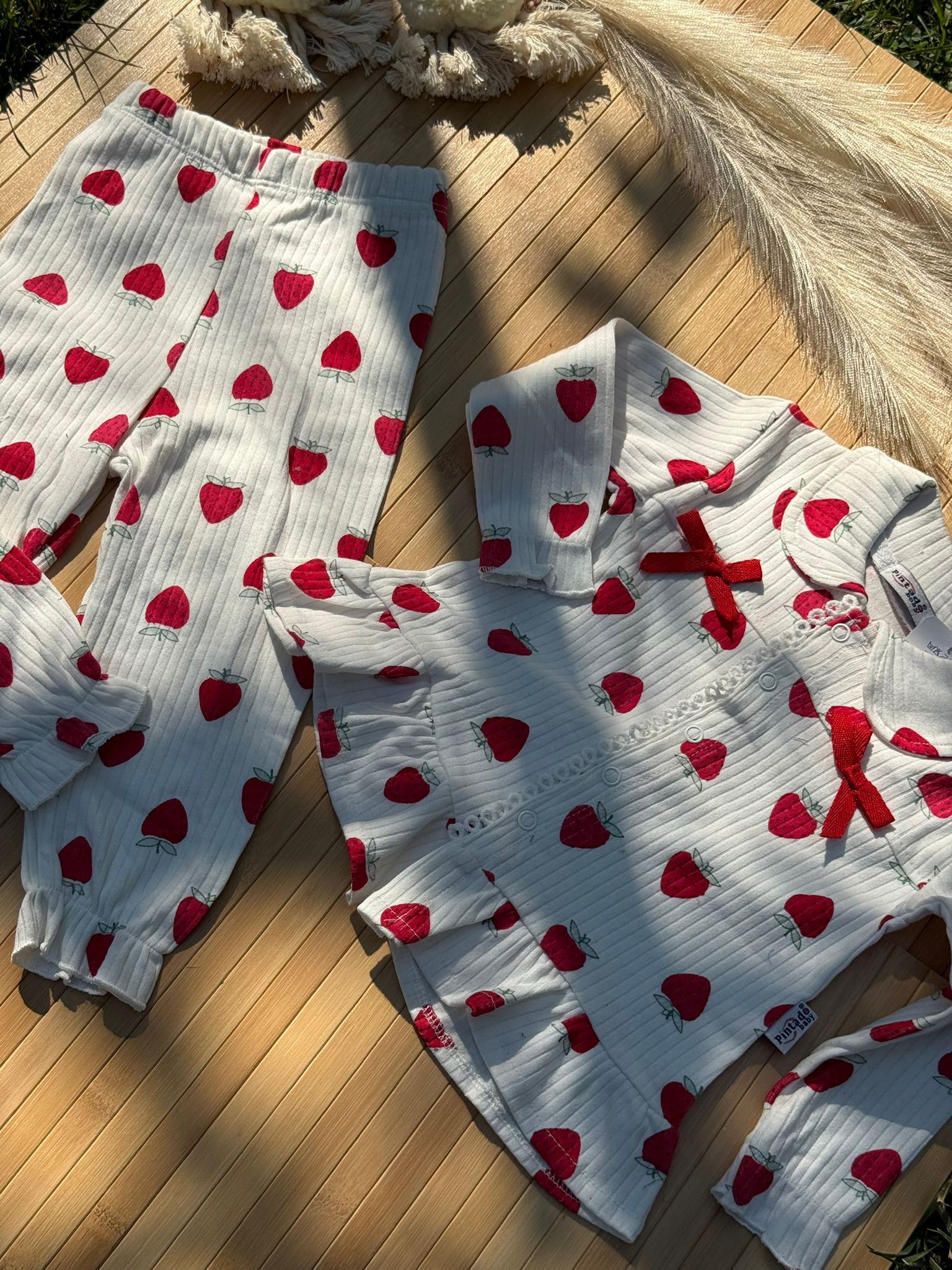 Kırmızı Çilekli Düğmeli %100 Pamuklu Pijama Takımı