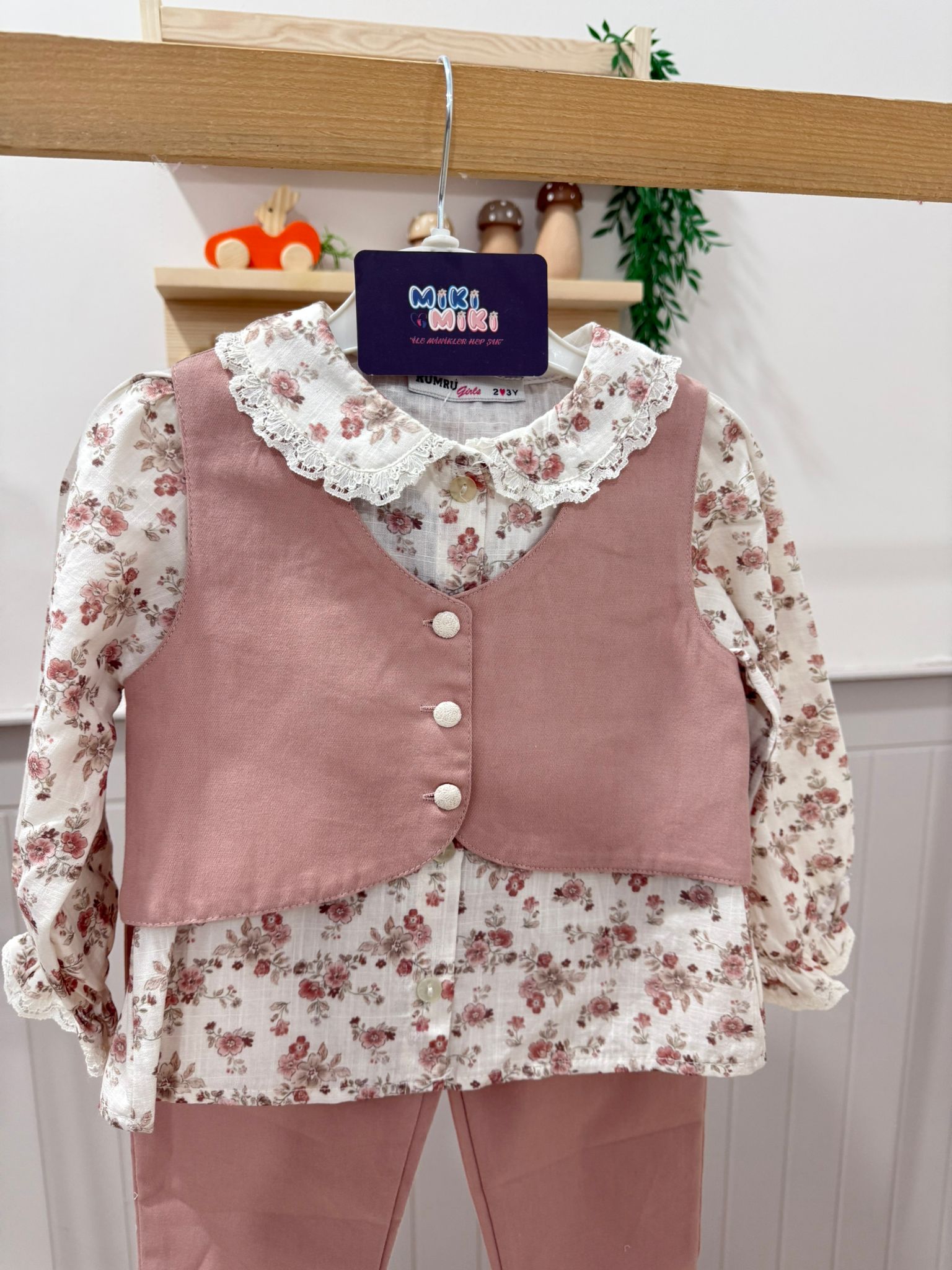 Çiçek Gömlekli Keten Yelekli Takım 