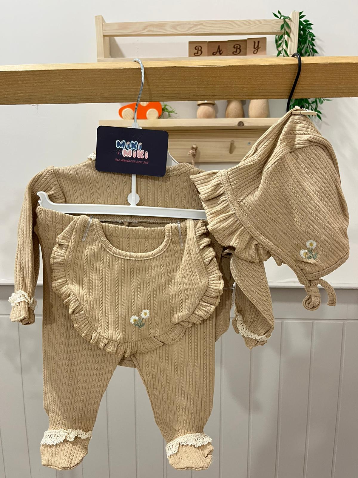 Organik Çiçekli Kız Bebek 5'Li Hastane Çıkışı