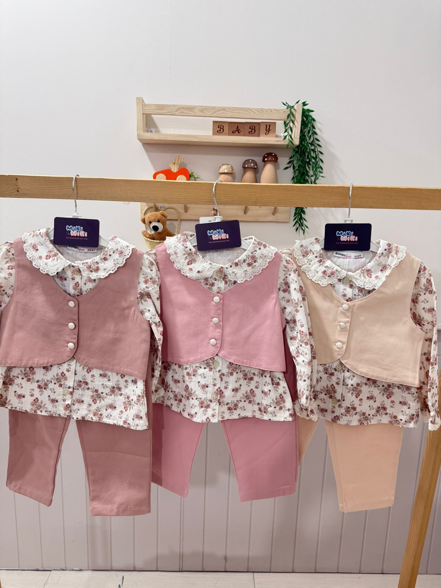 Çiçek Gömlekli Keten Yelekli Takım 