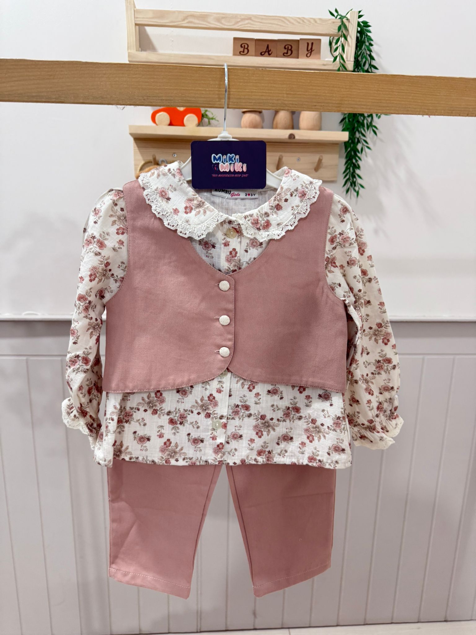 Çiçek Gömlekli Keten Yelekli Takım 