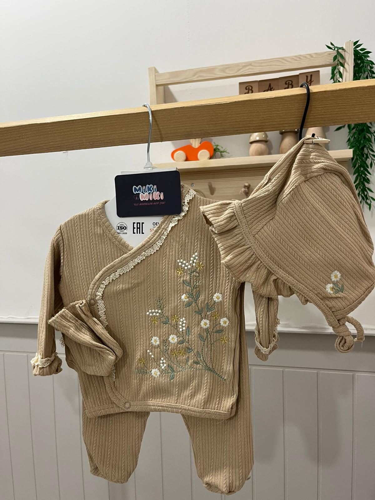 Organik Çiçekli Kız Bebek 5'Li Hastane Çıkışı