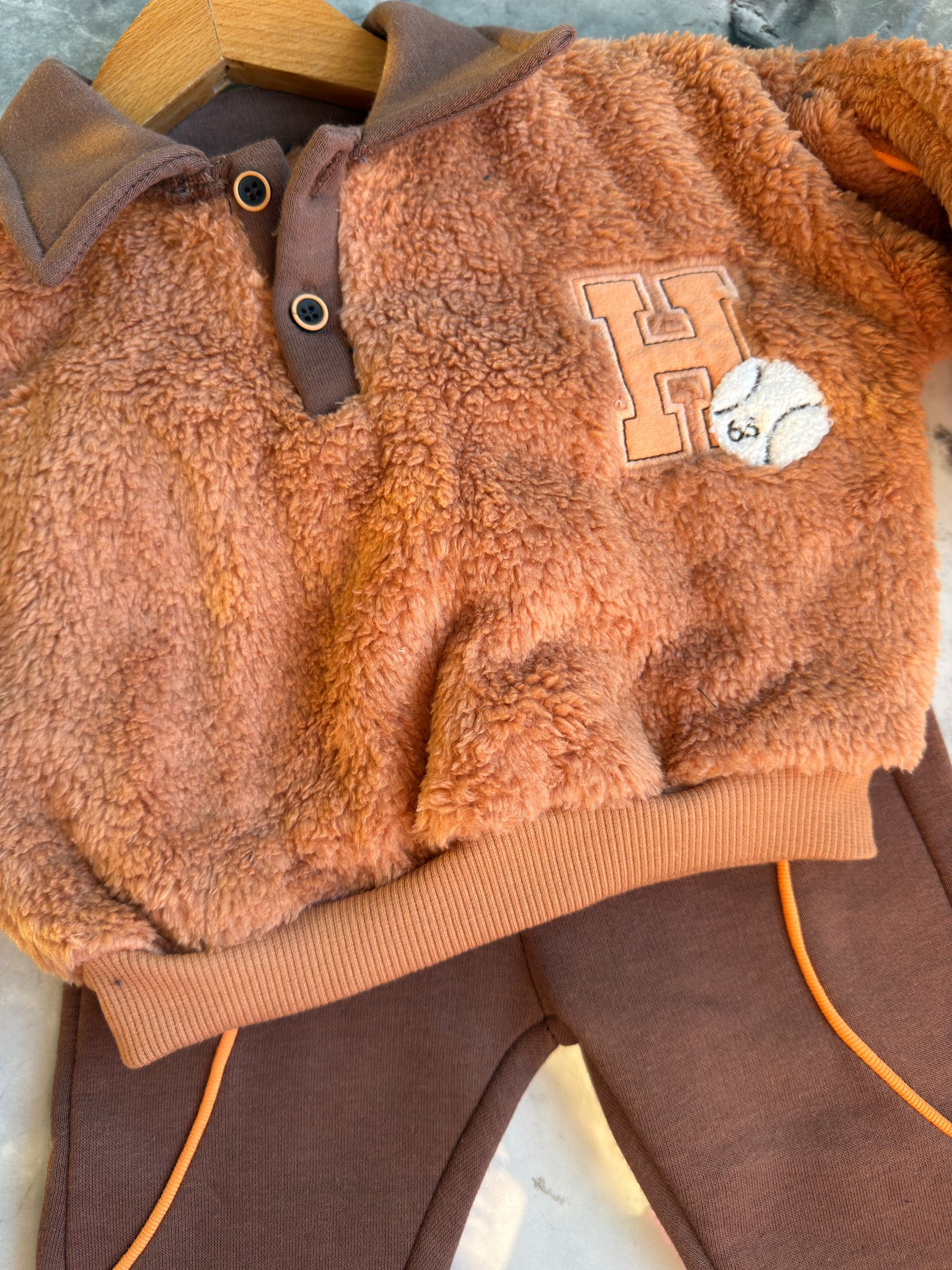 Polo Yaka Harf Detaylı Peluş 2’li Takım - %100 Pamuk