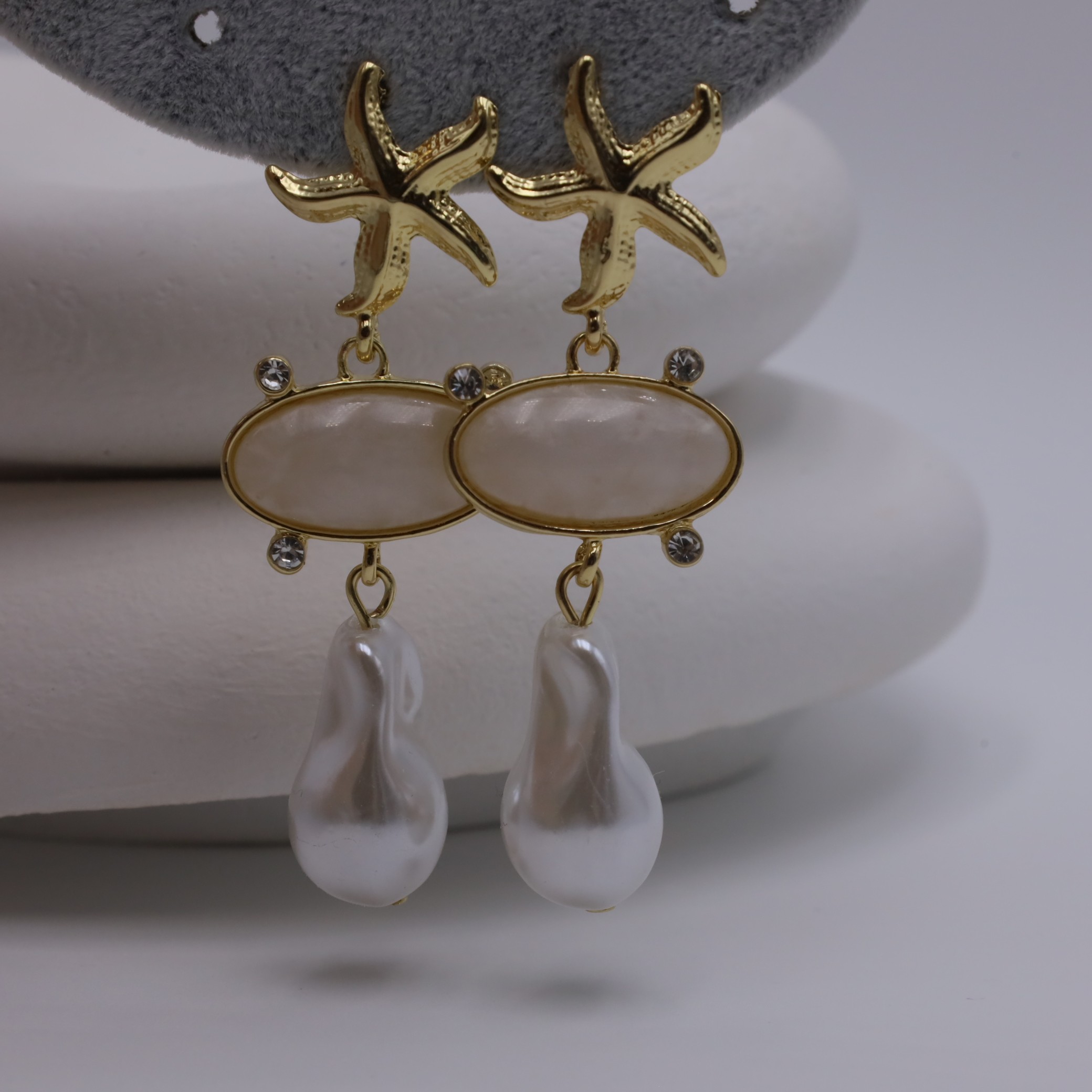 Yıldız Ve İncili Sallantılı Gold Küpe