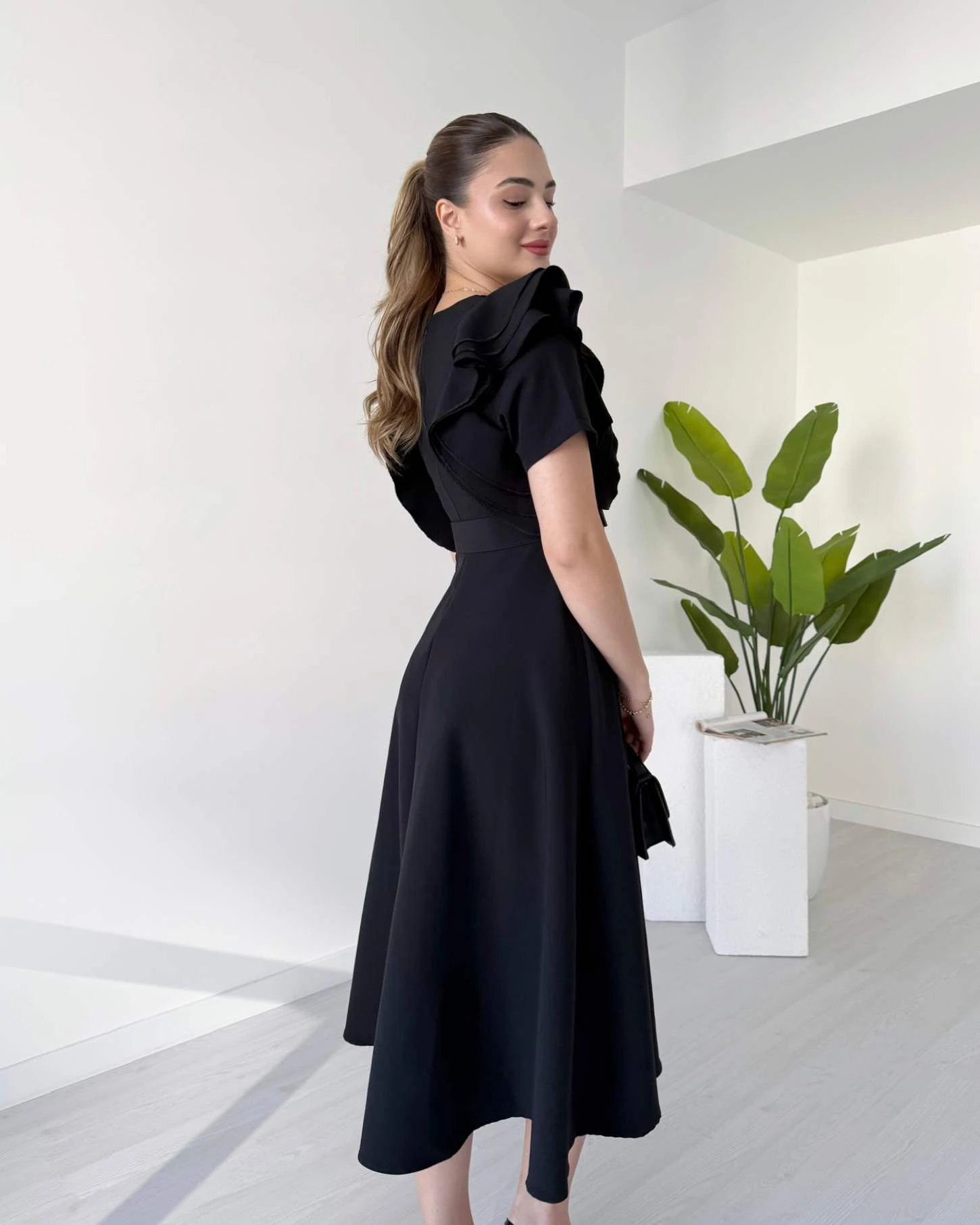 Omuz Fırfırlı Atlas Kumaş Midi Elbise