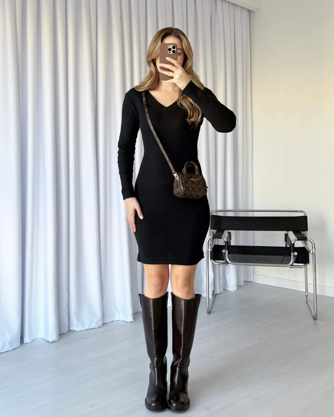 V Yaka Şardonlu Yumoş Elbise