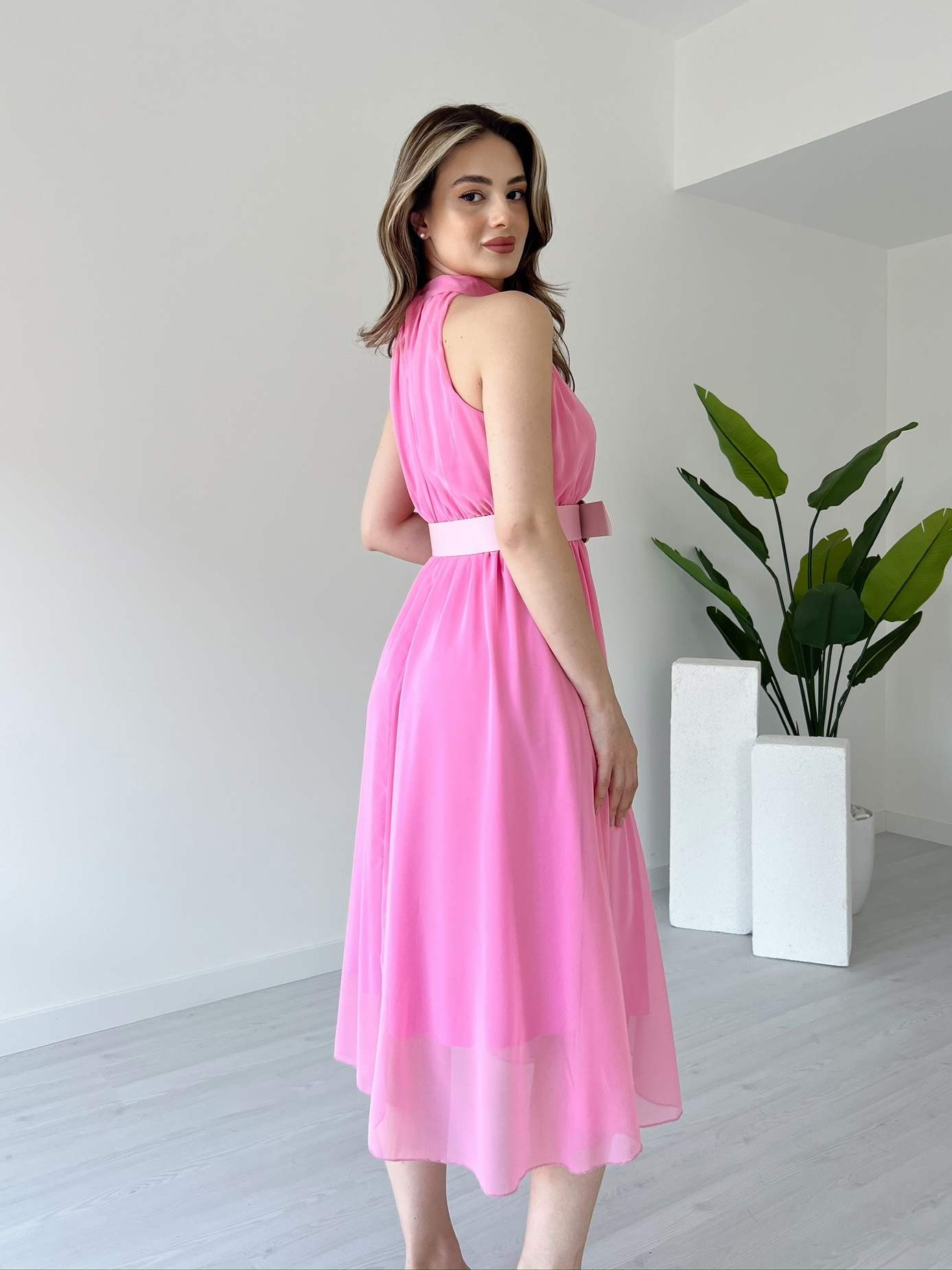 Halter Yaka Kemerli Şifon Elbise