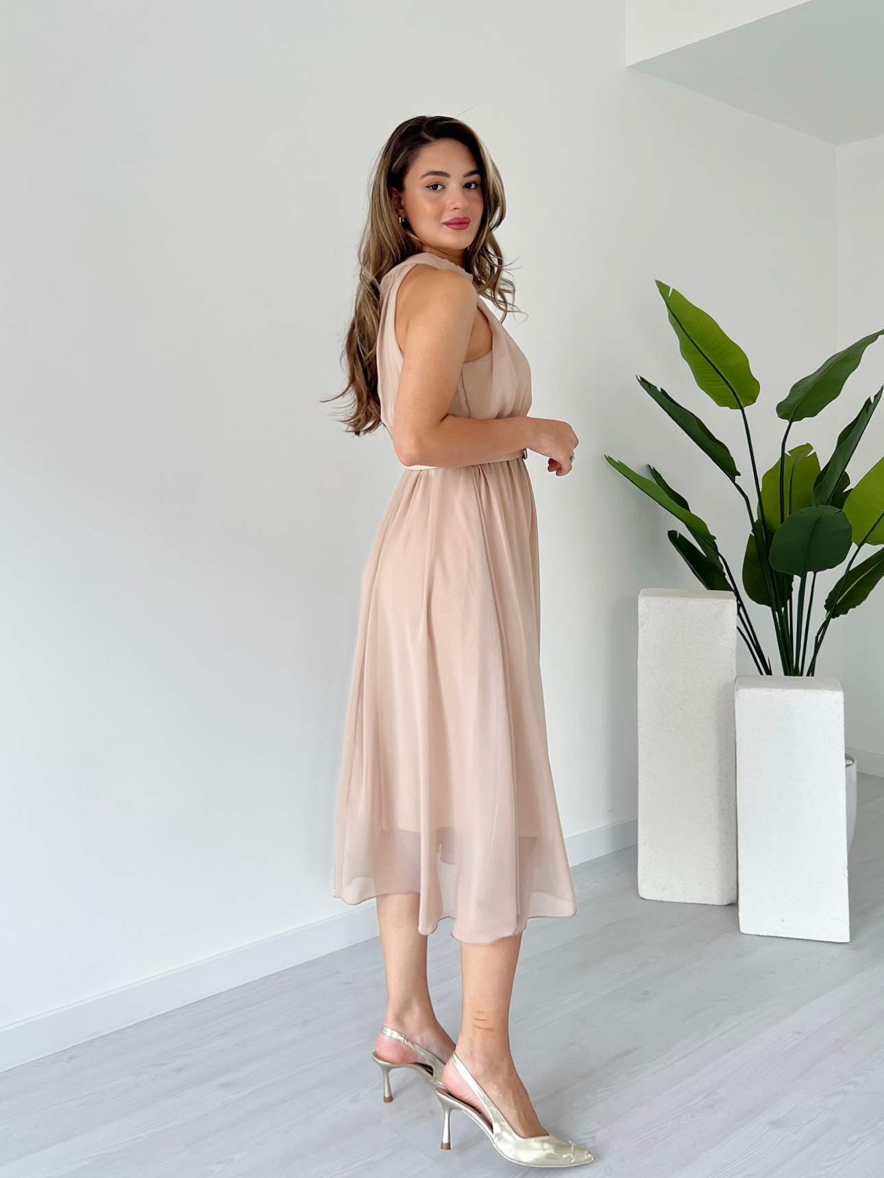 Halter Yaka Kemerli Şifon Elbise - Bej