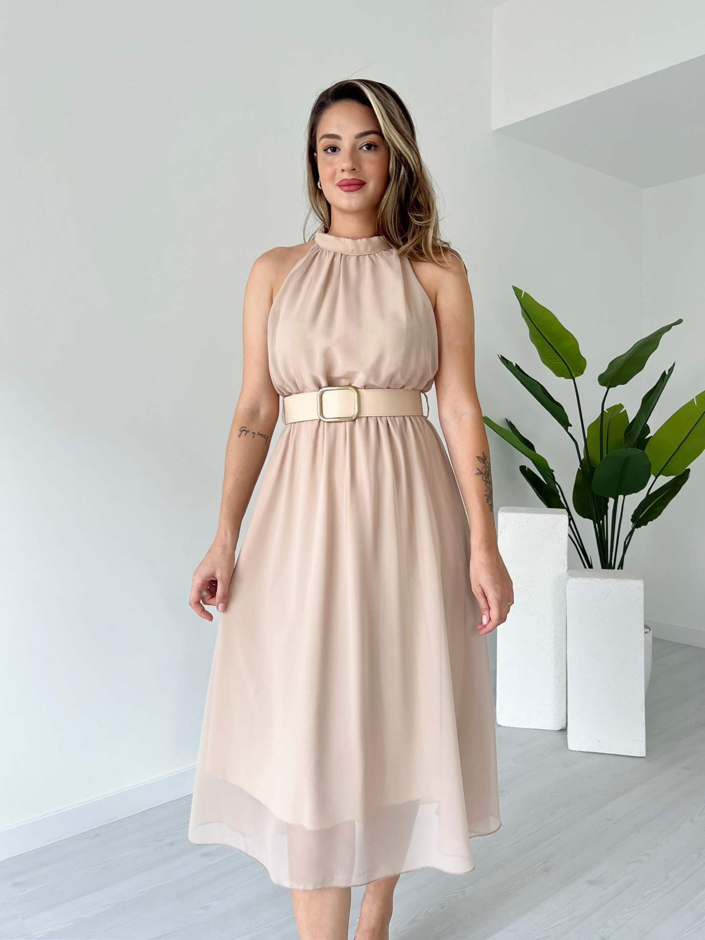 Halter Yaka Kemerli Şifon Elbise - Bej