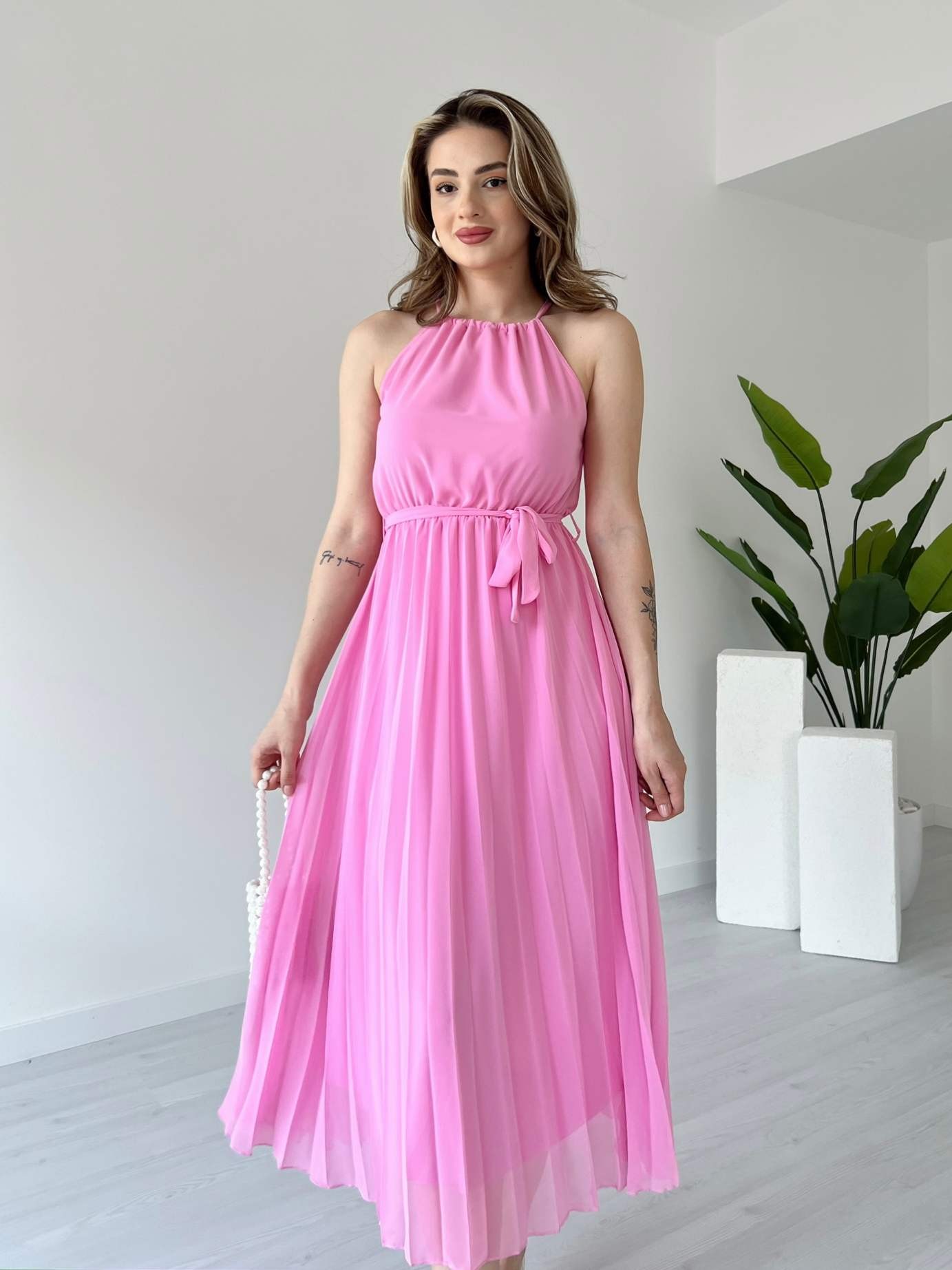 Halter Yaka Eteği Piliseli Şifon Elbise - Pembe
