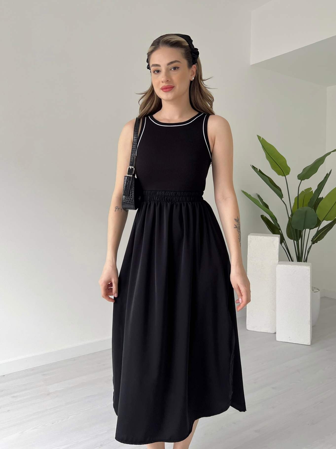 Halter Yaka Biyeli Yanları Yırtmaçlı Elbise