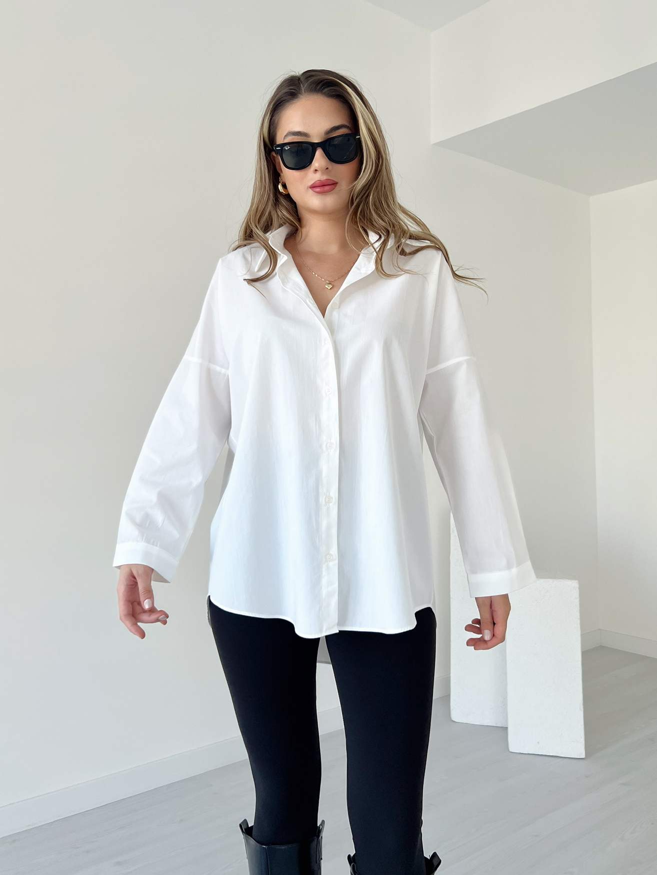 Arkası Uzun Oversize Beyaz Gömlek