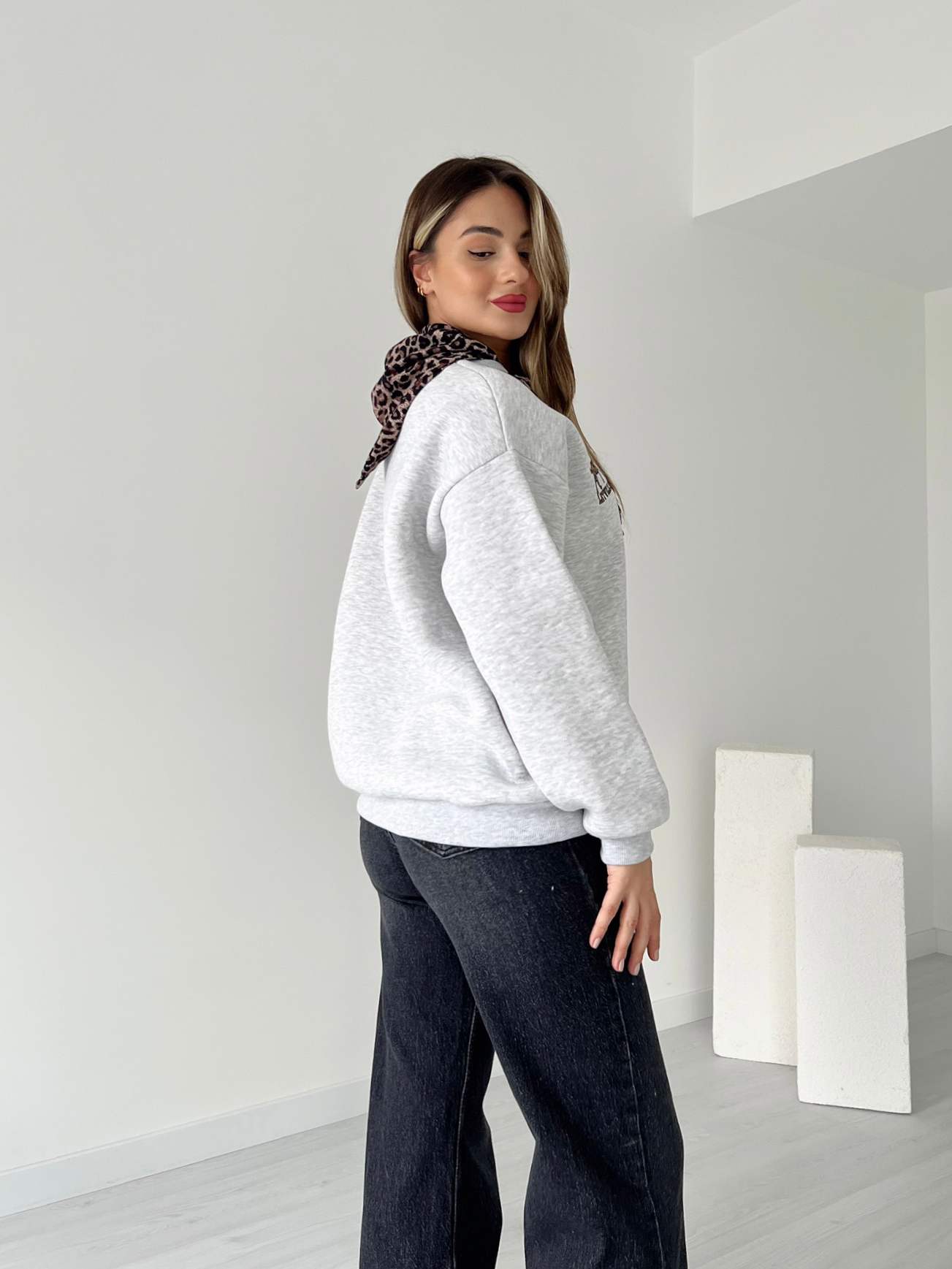 Leopar Desen Fular Detaylı Sweatshirt