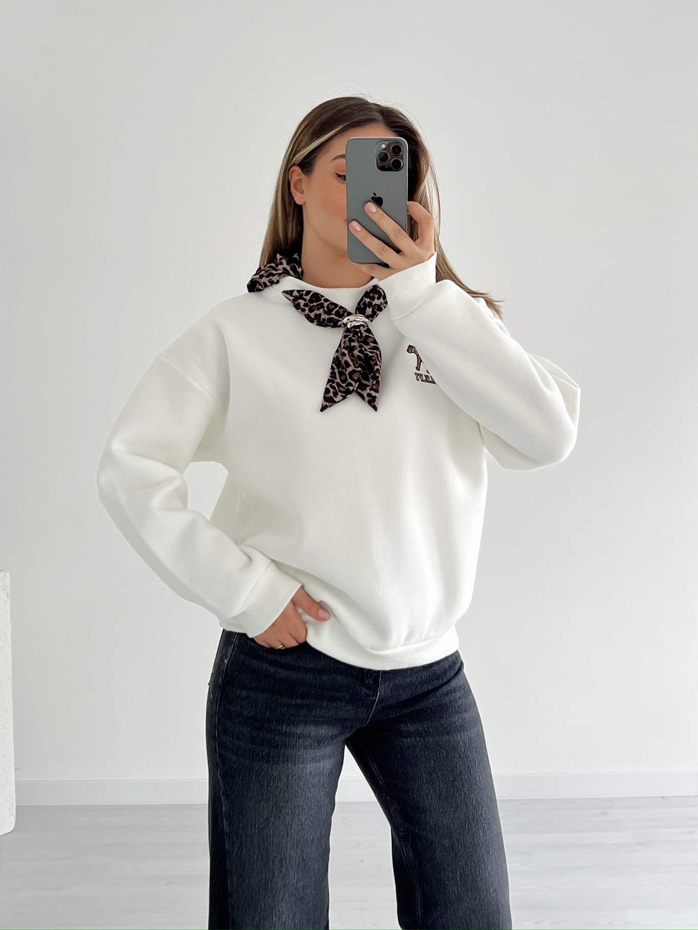 Leopar Desen Fular Detaylı Sweatshirt - Beyaz