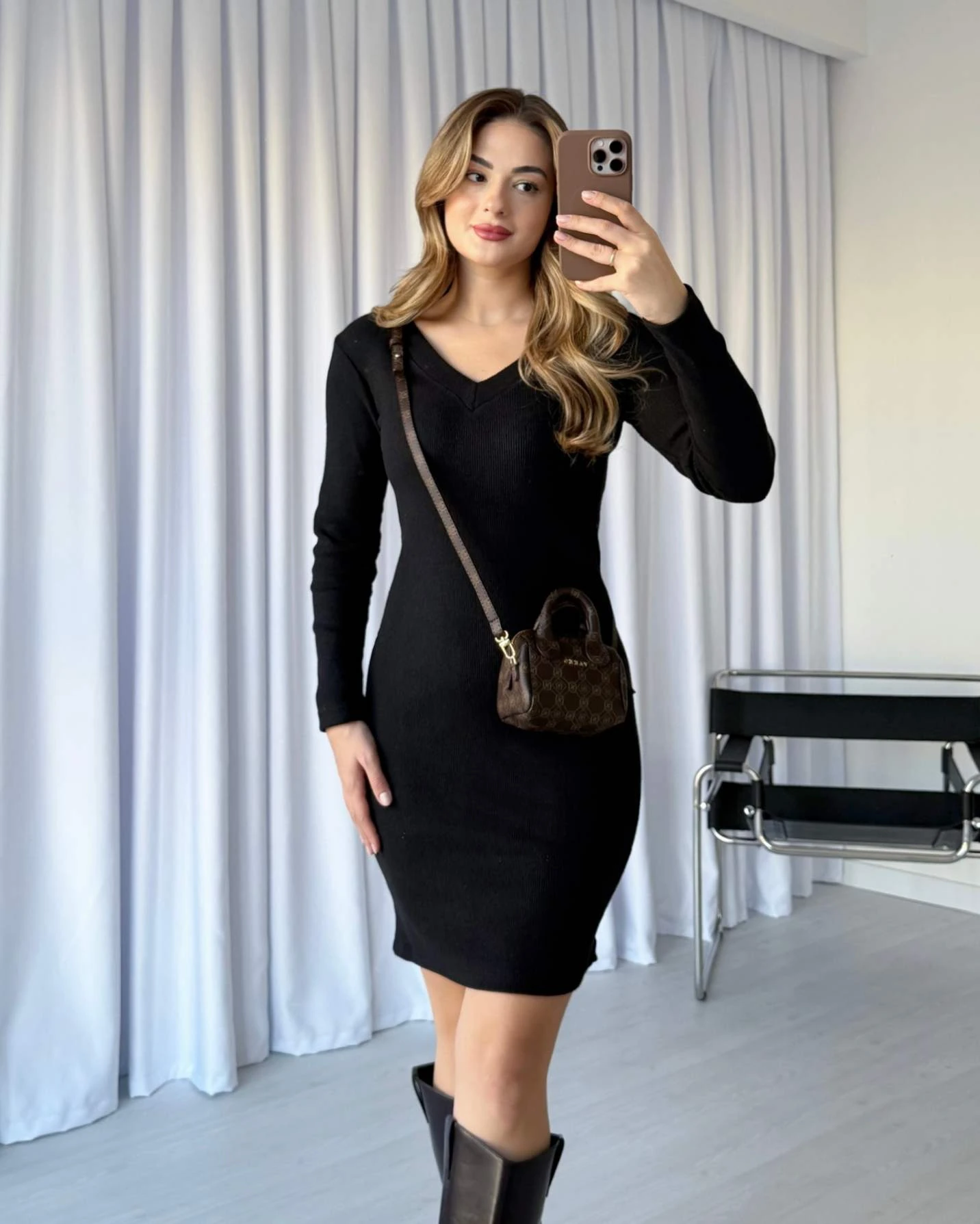 V Yaka Şardonlu Penye Elbise - Siyah