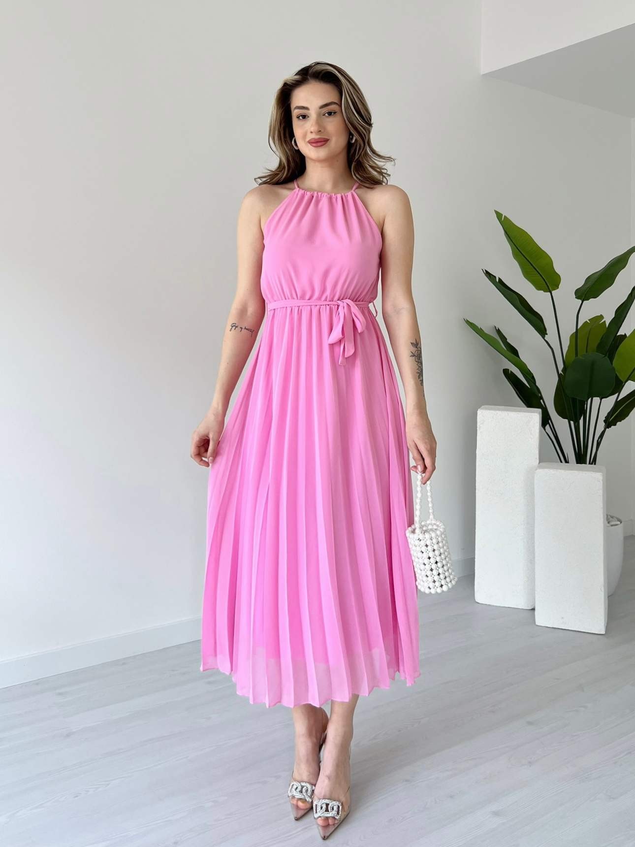 Halter Yaka Eteği Piliseli Şifon Elbise - Pembe