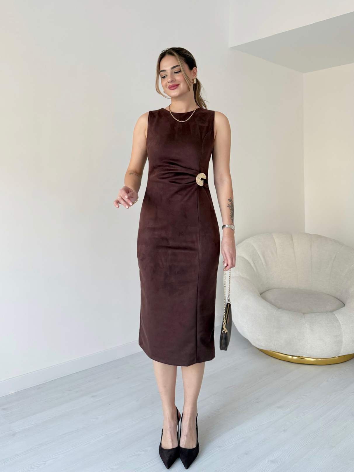 Sıfır Kol Broşlu Süet Elbise