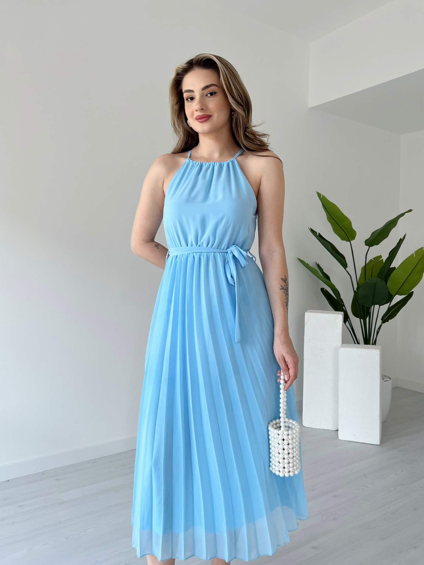 Halter Yaka Eteği Piliseli Şifon Elbise