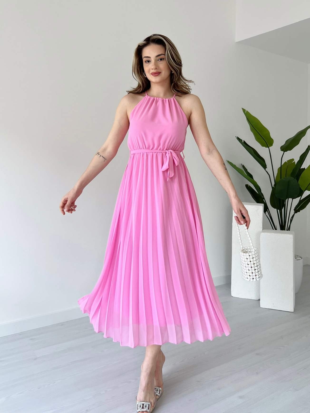 Halter Yaka Eteği Piliseli Şifon Elbise - Pembe