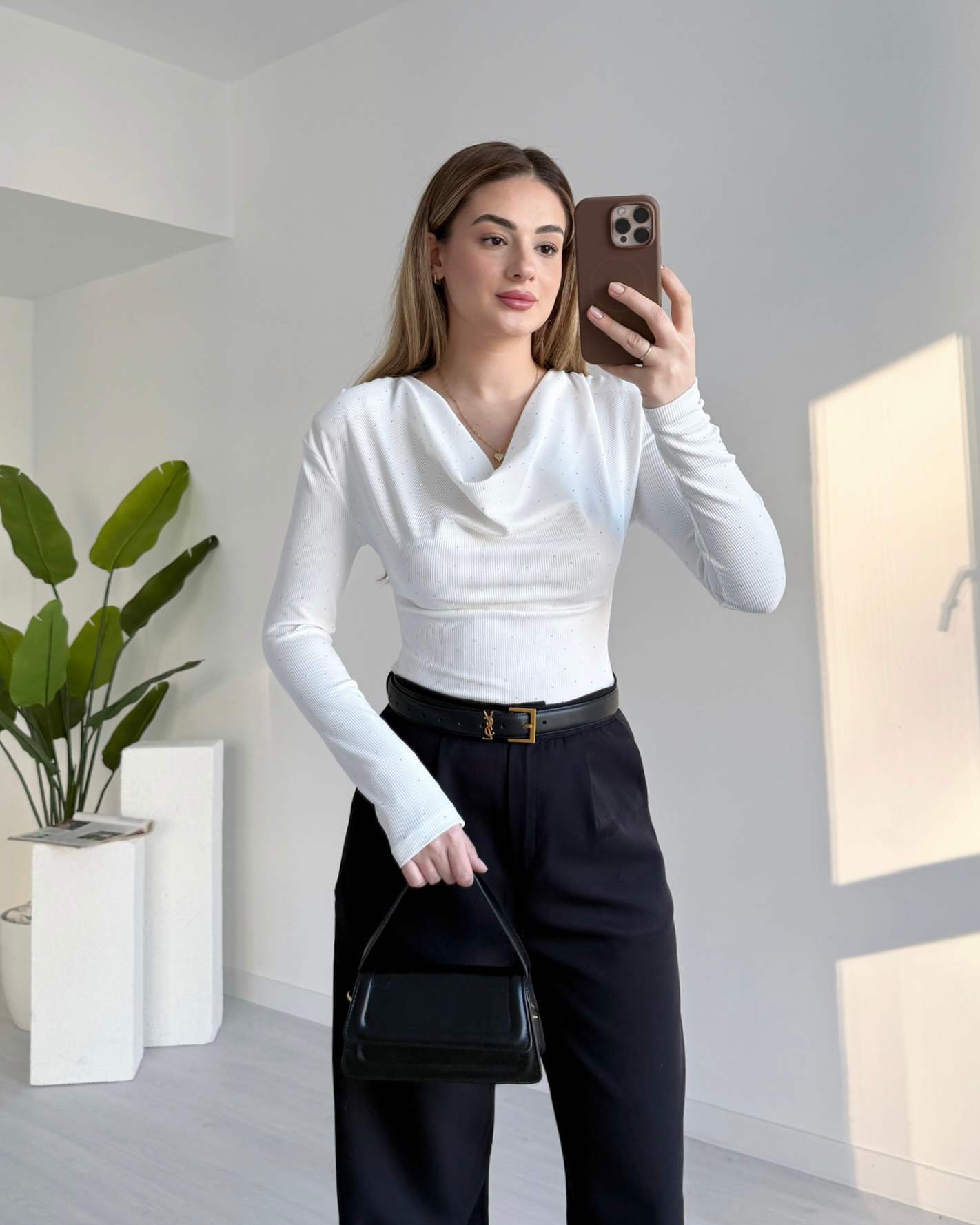 Degaje Yaka Taş Süslemeli Bluz - Beyaz