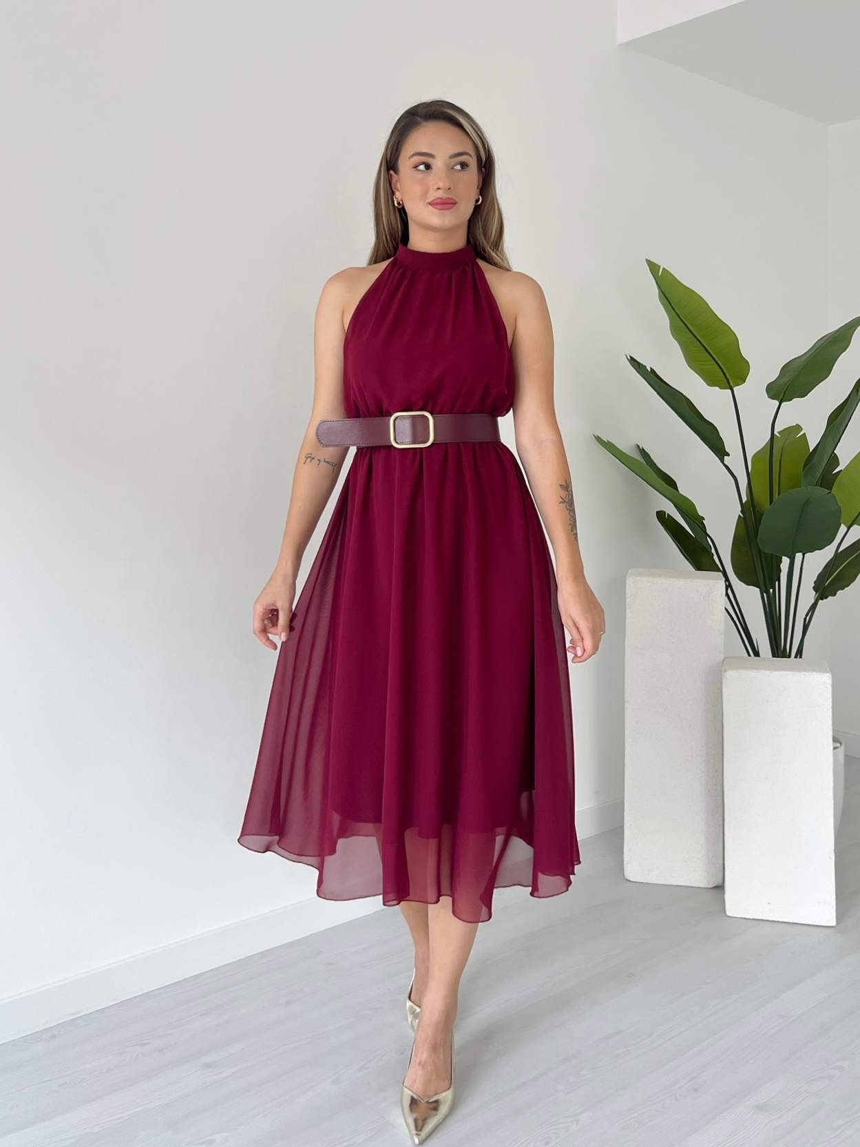 Halter Yaka Kemerli Şifon Elbise - Bordo