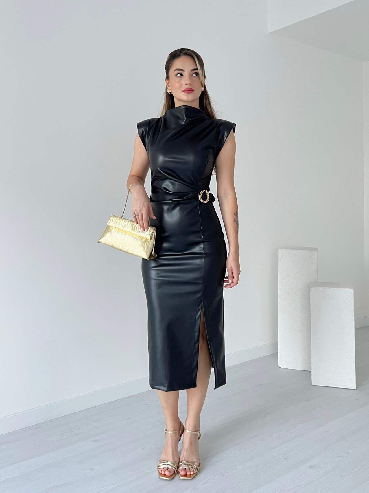 Omuz Vatkalı Kemer Detaylı Deri Elbise