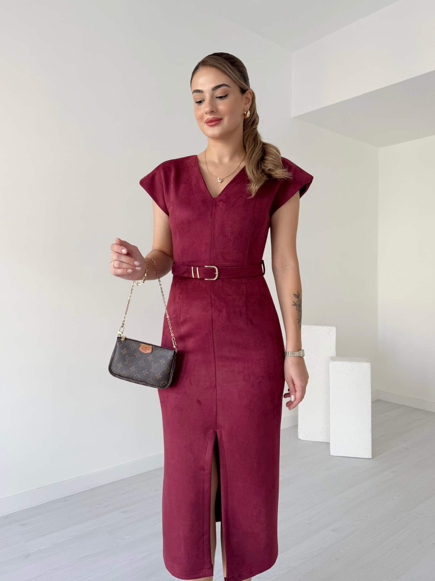 V Yaka Kemerli Nubuk Elbise