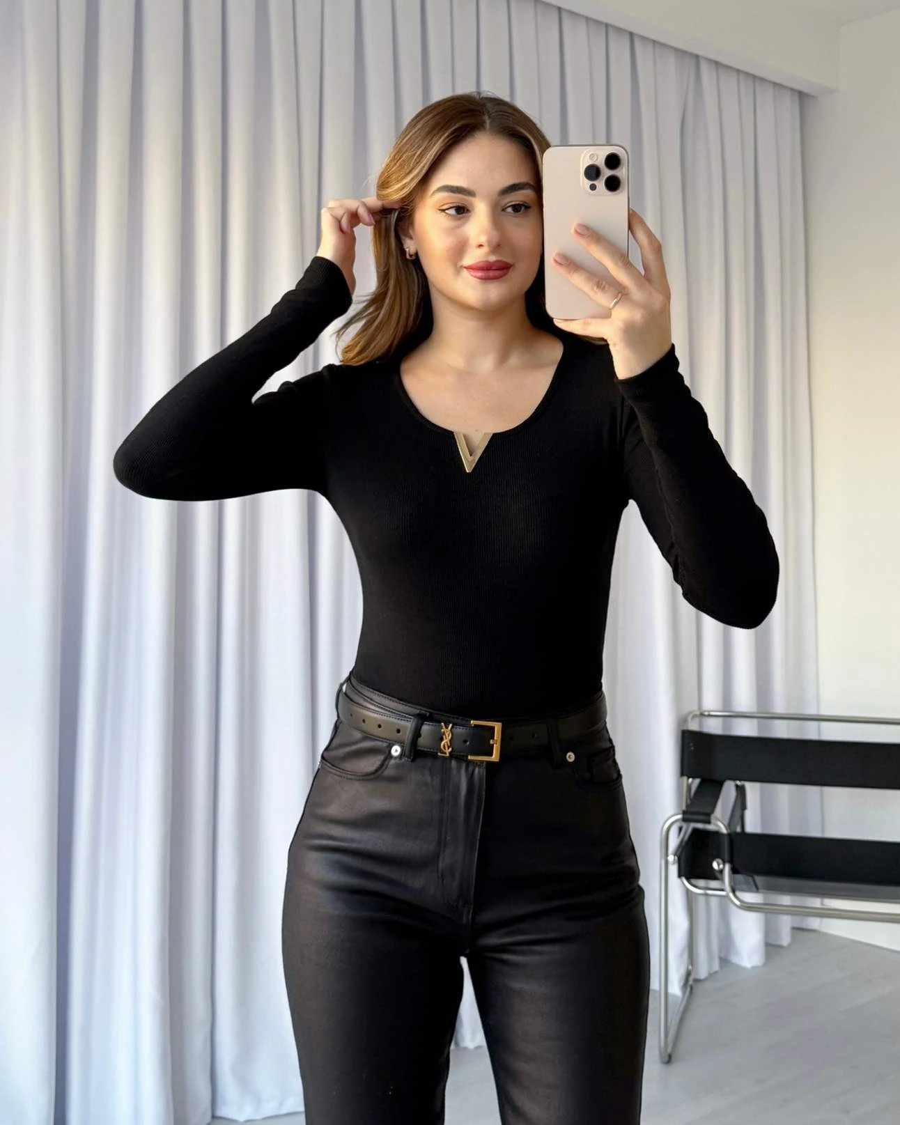 Yaka Aksesuarlı Bluz - Siyah